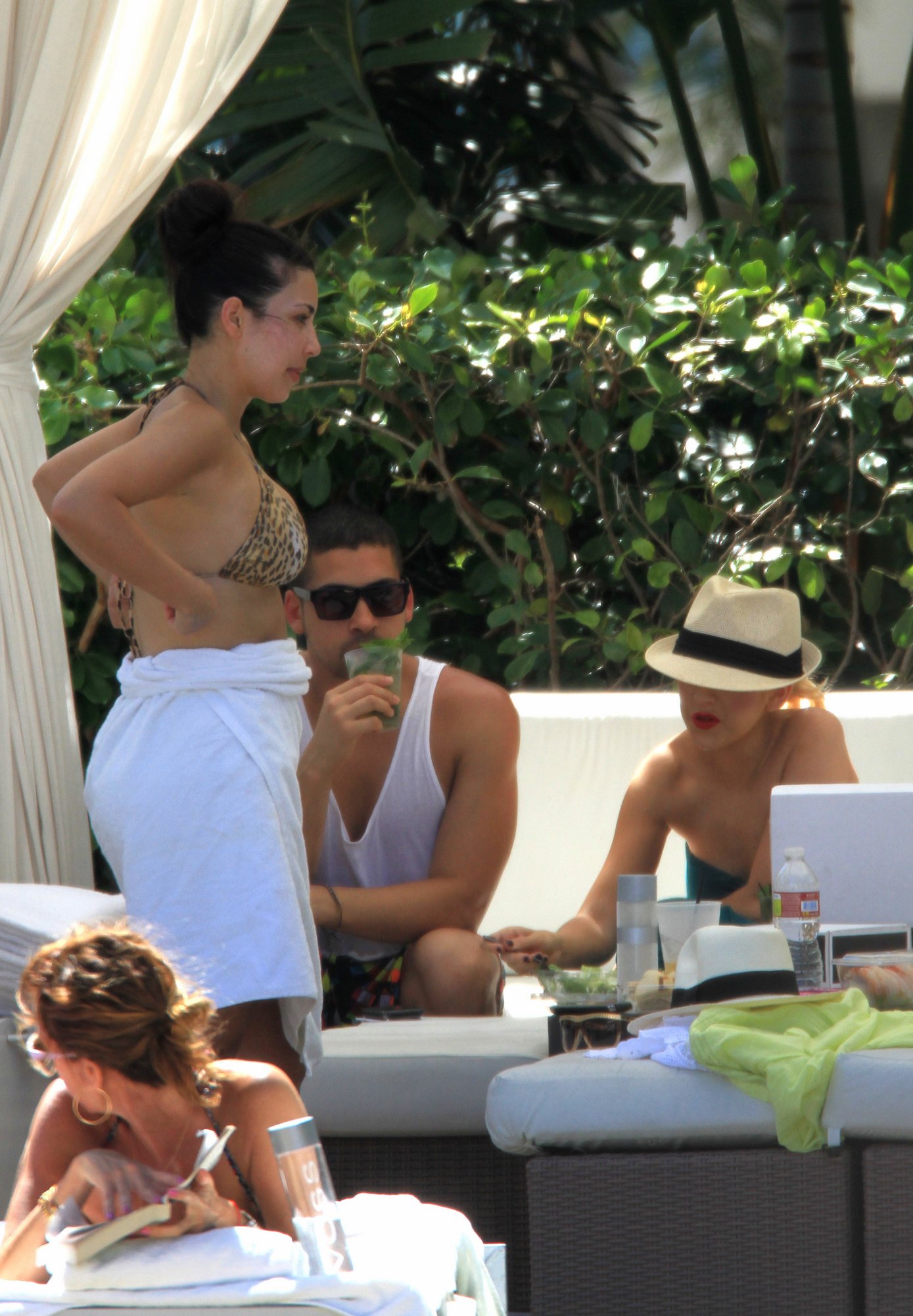 2156065.jpg 2156065.jpg