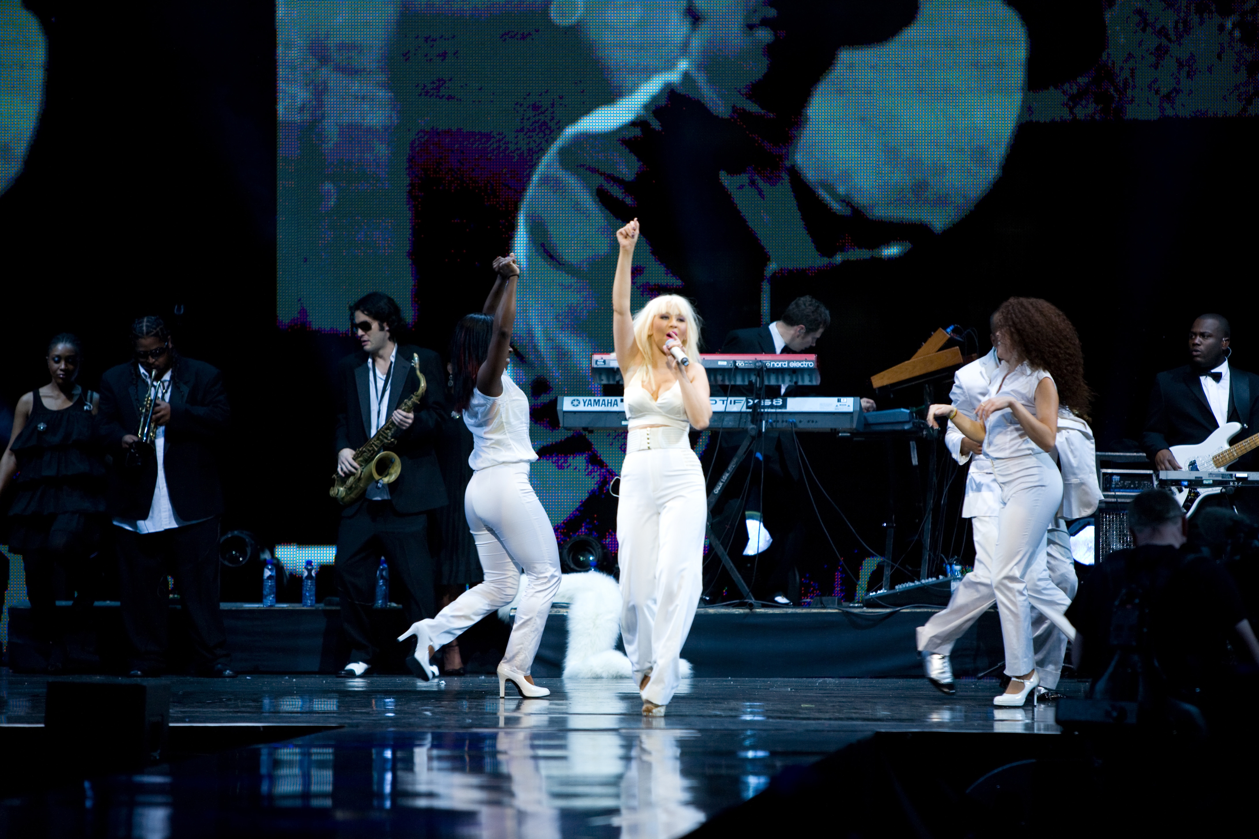 Africa_Rising_Festival_-_October_14_-_Christina_Aguilera_Daily_044.jpg