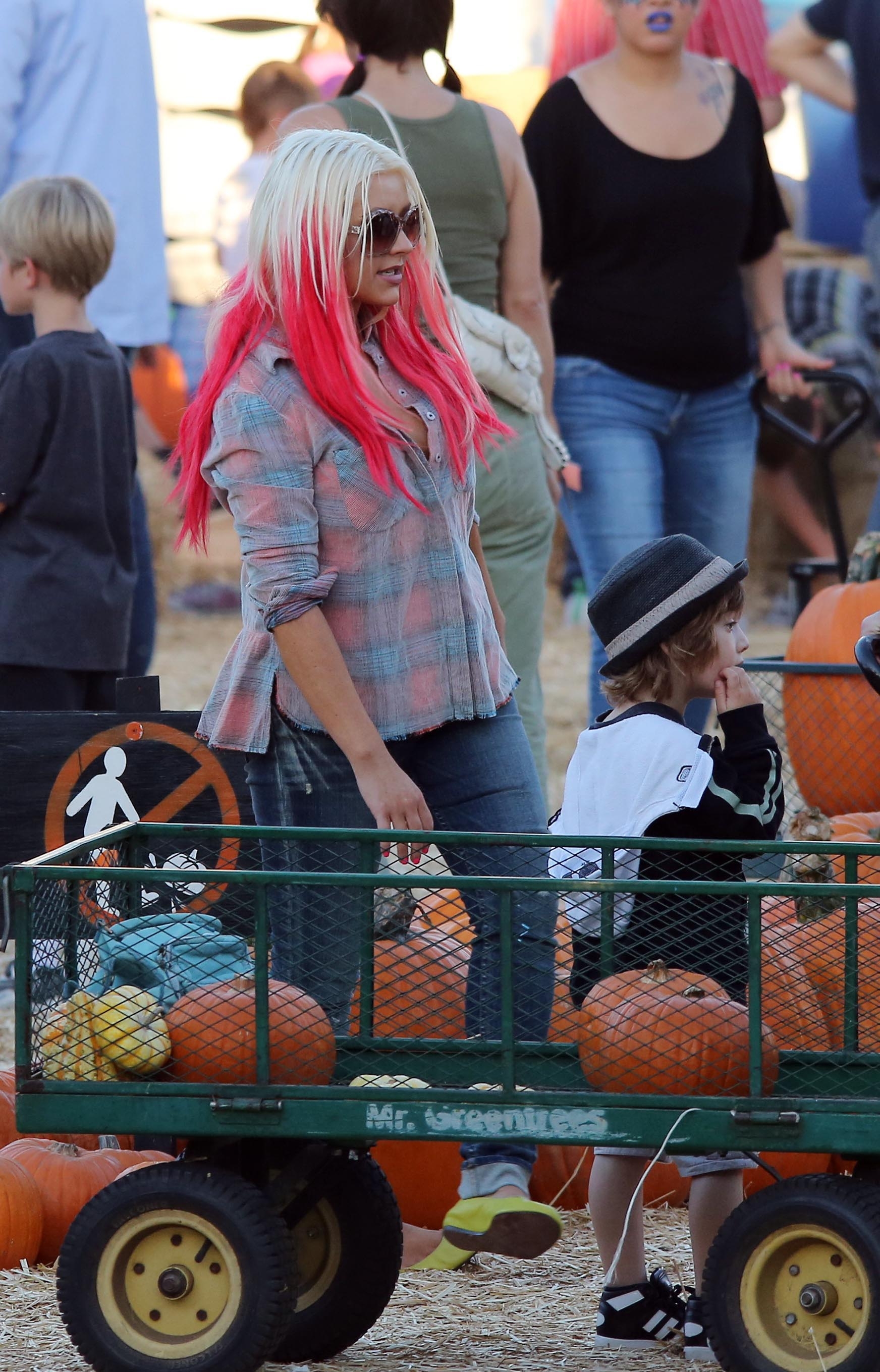 At_Mr__Bones_Pumpkin_Patch_In_West_Hollywood_With_Max_And_Matt_-_October_14_-_Christina_Aguilera_Daily_0276.jpg