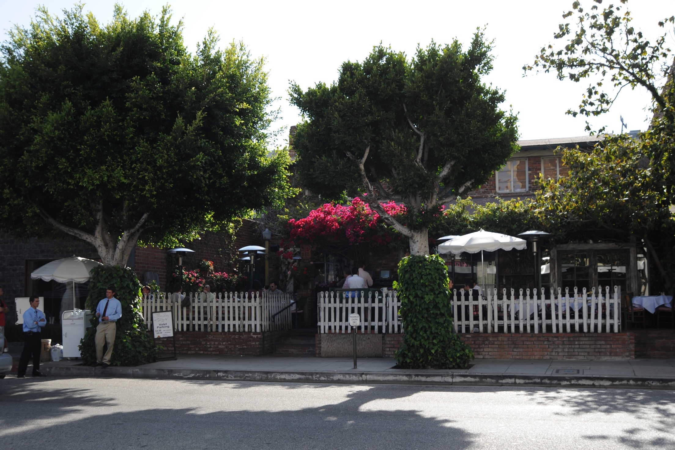 At_The_Ivy_-_June_27_-__Christina_Aguilera_Daily_65.jpg At_The_Ivy_-_June_27_-__Christina_Aguilera_Daily_65.jpg