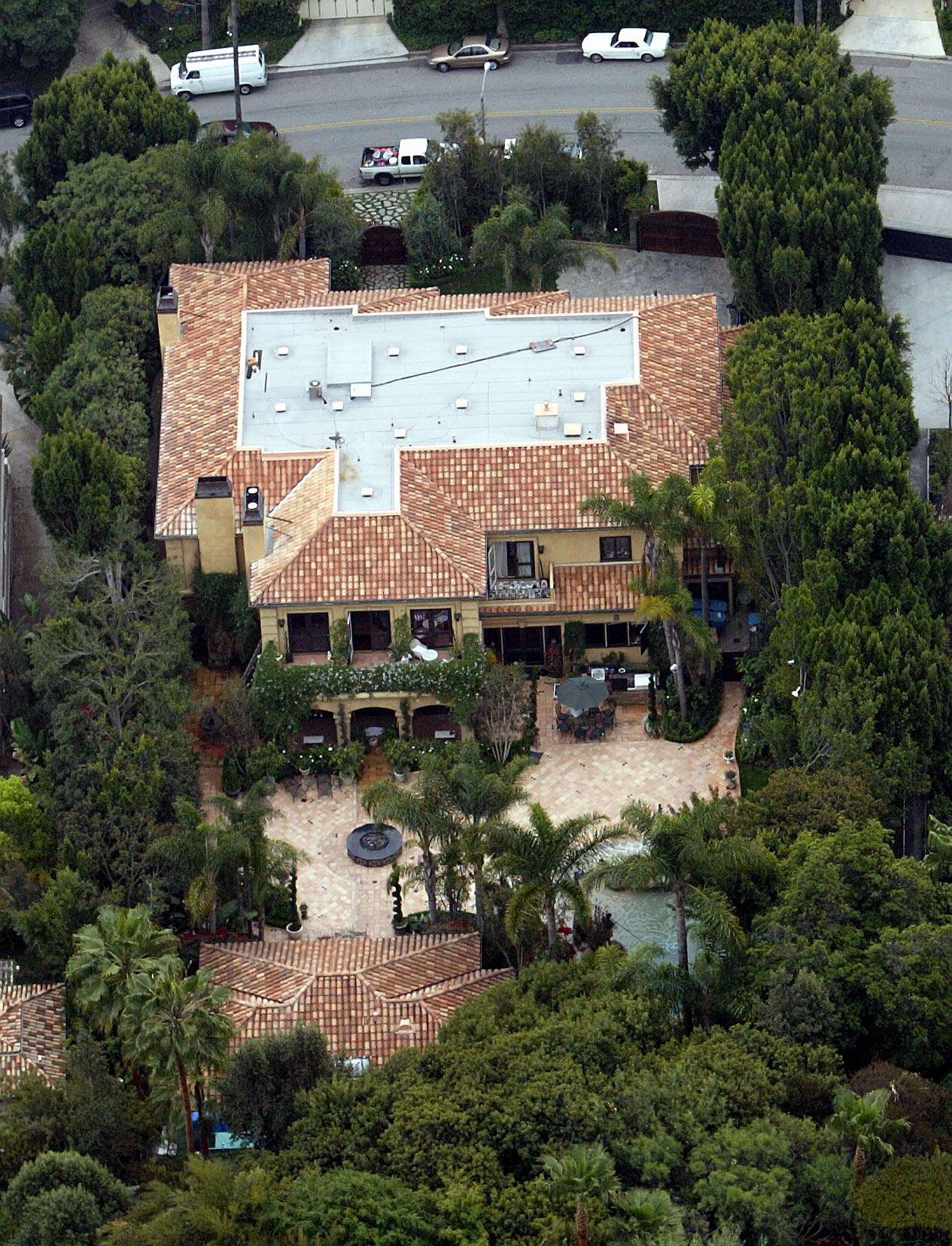 Beverly_Hills_Mansion_-__Christina_Aguilera_Daily_3.jpg