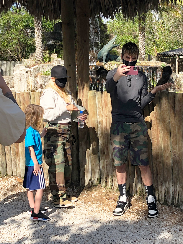 Christina-Aguilera-Husband-Twins-Camo-Pants-MEGA-embed-1.jpg Christina-Aguilera-Husband-Twins-Camo-Pants-MEGA-embed-1.jpg