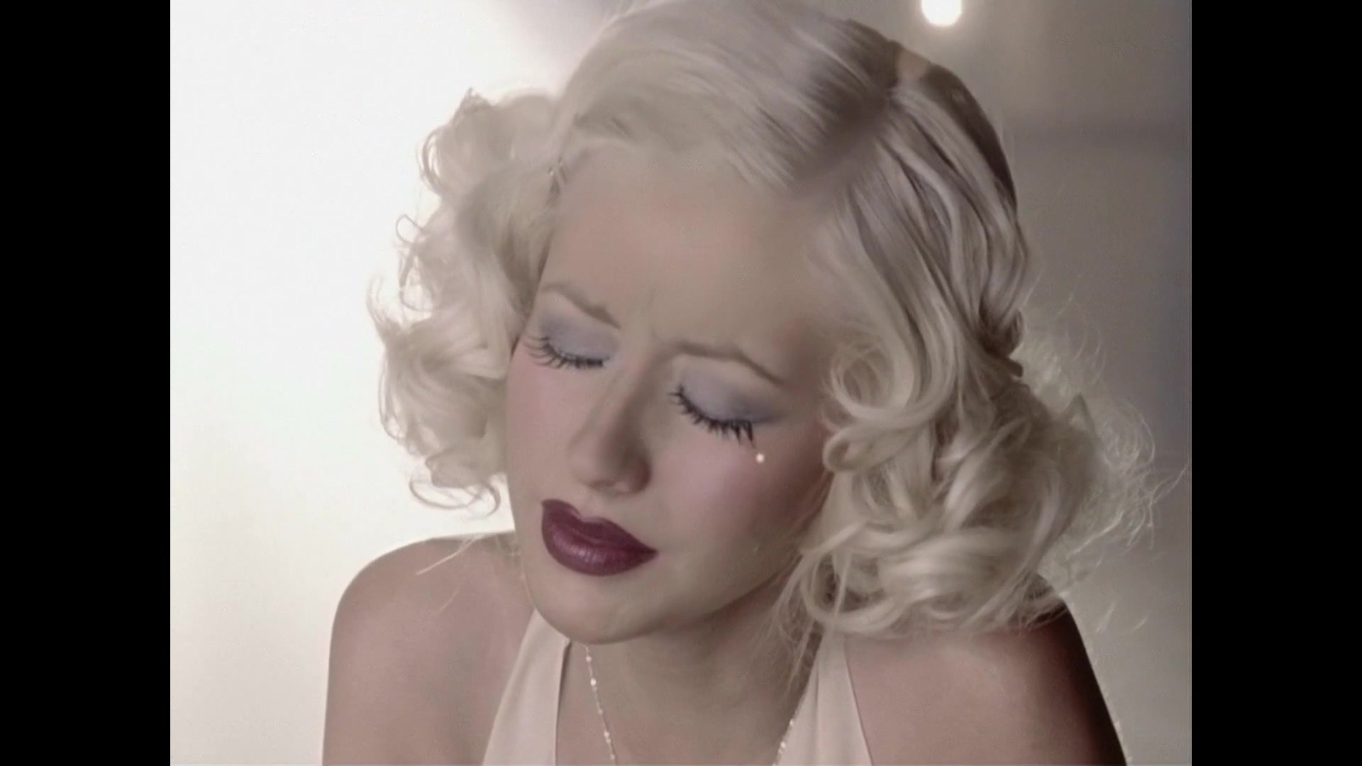 Christina_Aguilera_-_Hurt_HD_125.jpg Christina_Aguilera_-_Hurt_HD_125.jpg