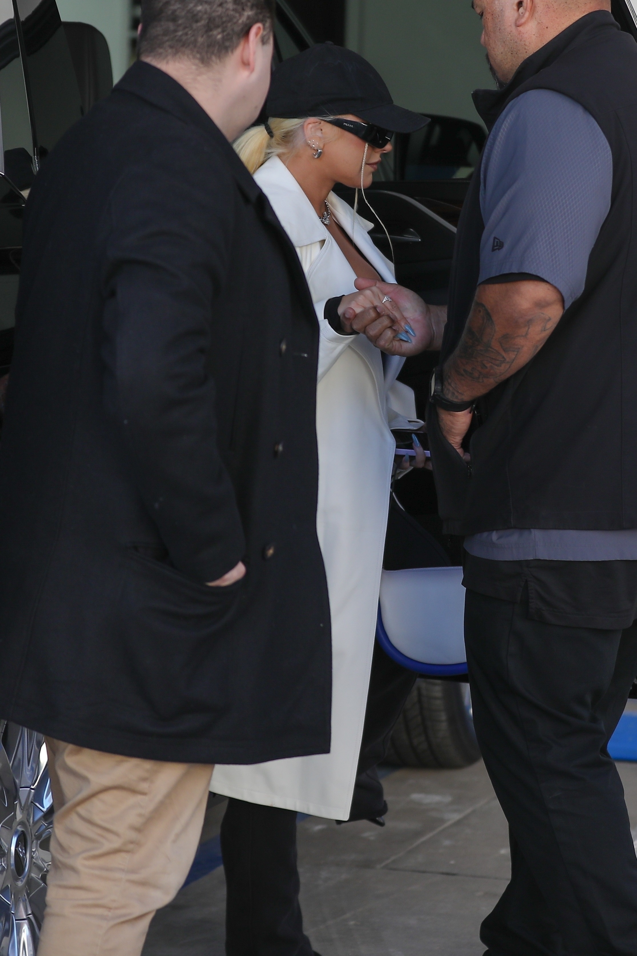 Christina_Aguilera_-_Shops_at_Tom_Ford_in_Beverly_Hills_-_XtinaDaily_05.jpg Christina_Aguilera_-_Shops_at_Tom_Ford_in_Beverly_Hills_-_XtinaDaily_05.jpg