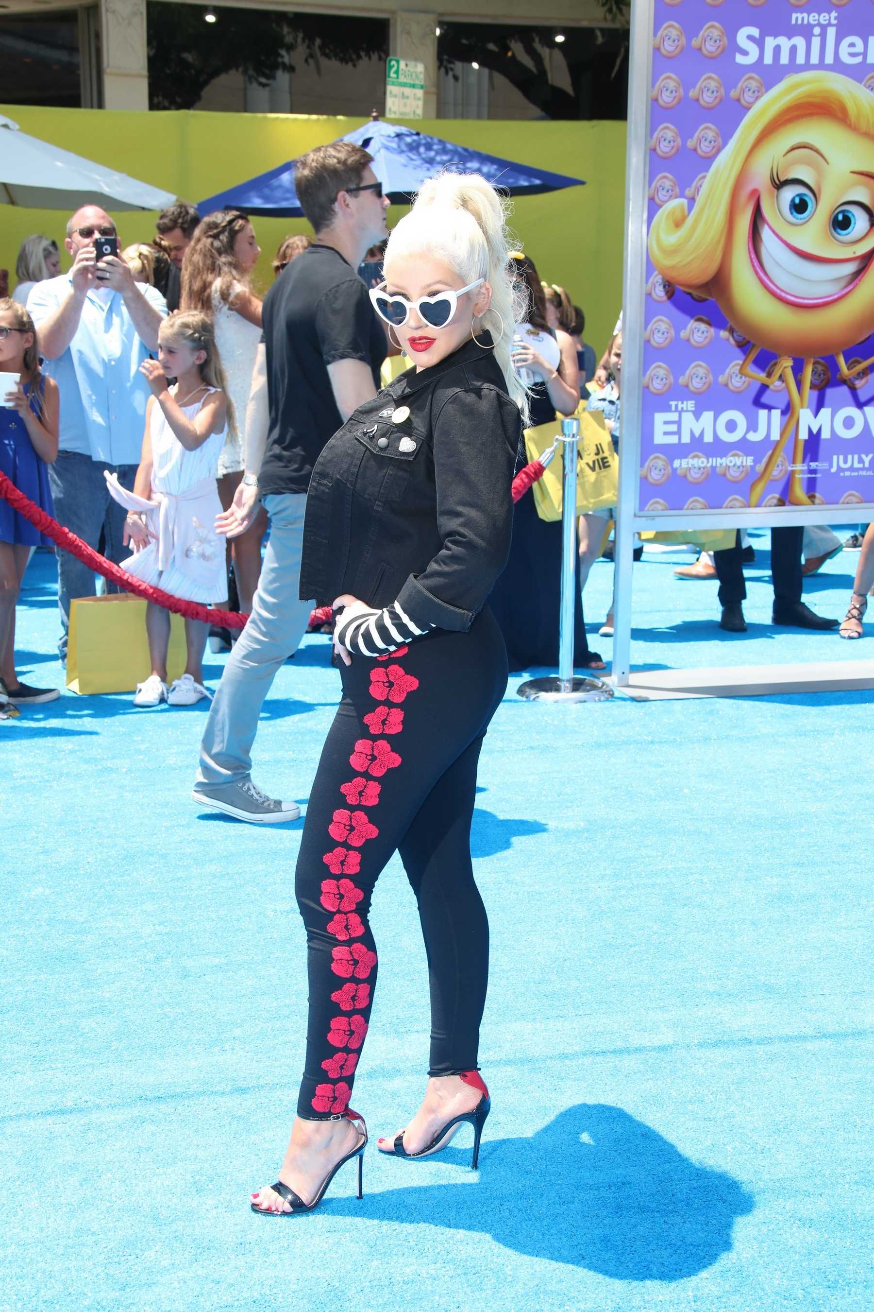 Christina_Aguilera_-__Emoji__Premiere_in_Los_Angeles_on_July_23-07.jpg
