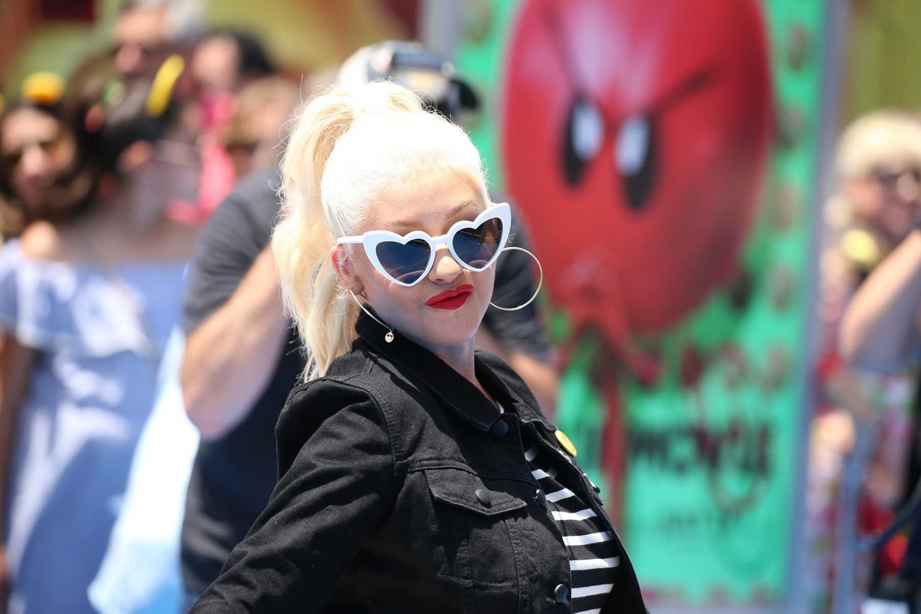 Christina_Aguilera_-__Emoji__Premiere_in_Los_Angeles_on_July_23-10.jpg