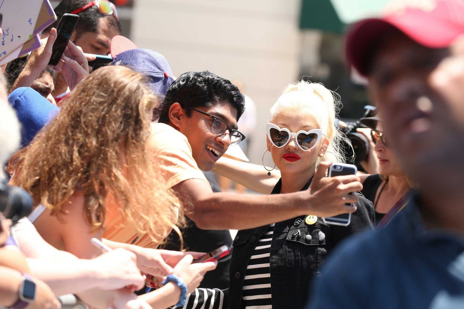 Christina_Aguilera_-__Emoji__Premiere_in_Los_Angeles_on_July_23-22.jpg