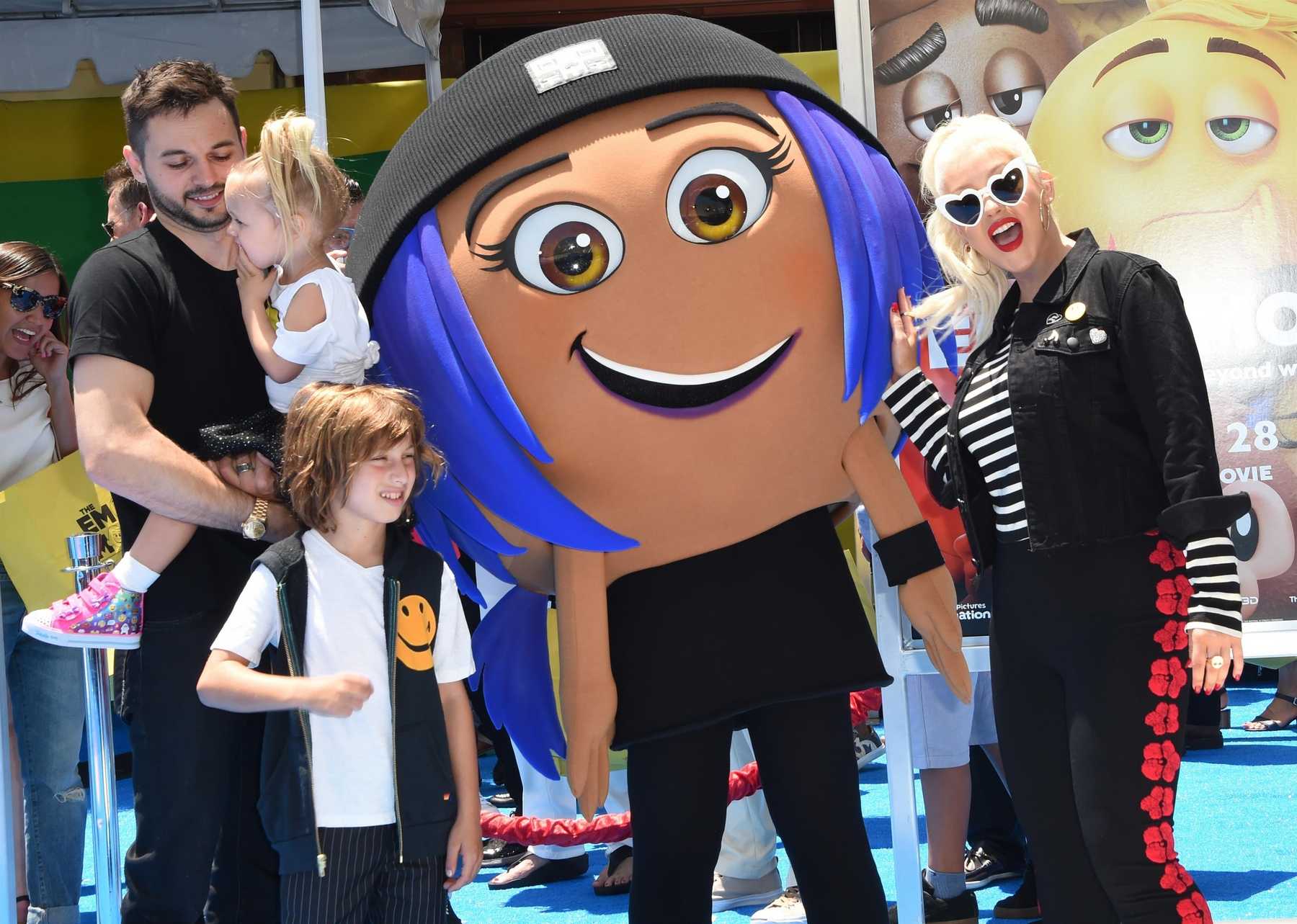 Christina_Aguilera_-__Emoji__Premiere_in_Los_Angeles_on_July_23-75.jpg Christina_Aguilera_-__Emoji__Premiere_in_Los_Angeles_on_July_23-75.jpg