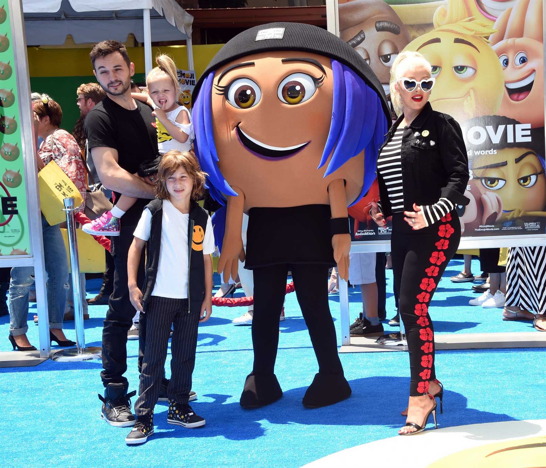 Christina_Aguilera_-__Emoji__Premiere_in_Los_Angeles_on_July_23-79.jpg Christina_Aguilera_-__Emoji__Premiere_in_Los_Angeles_on_July_23-79.jpg