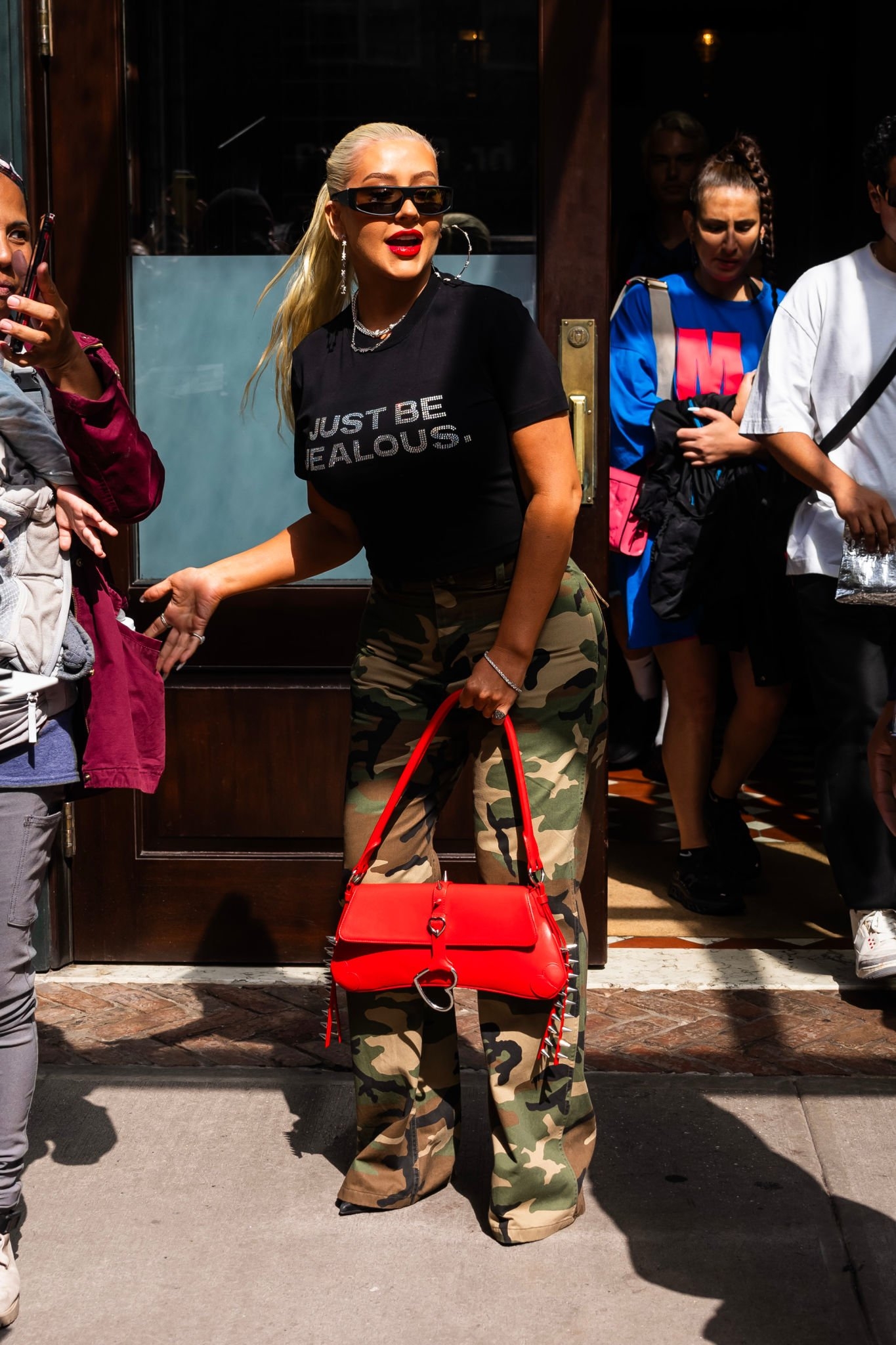 Christina_Aguilera_Daily_-_Leaving_her_hotel_in_NYC_-_0007.jpg