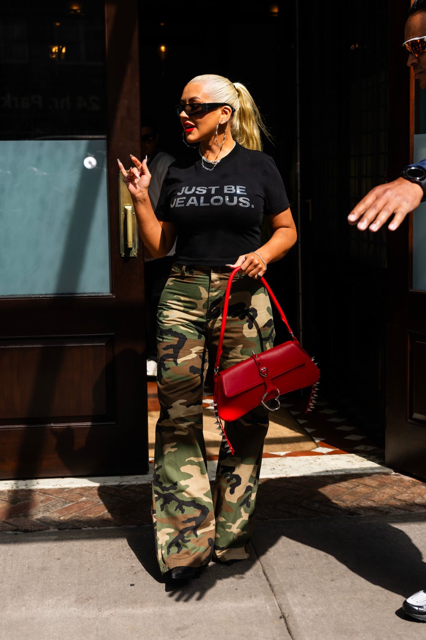 Christina_Aguilera_Daily_-_Leaving_her_hotel_in_NYC_-_0008.jpg Christina_Aguilera_Daily_-_Leaving_her_hotel_in_NYC_-_0008.jpg