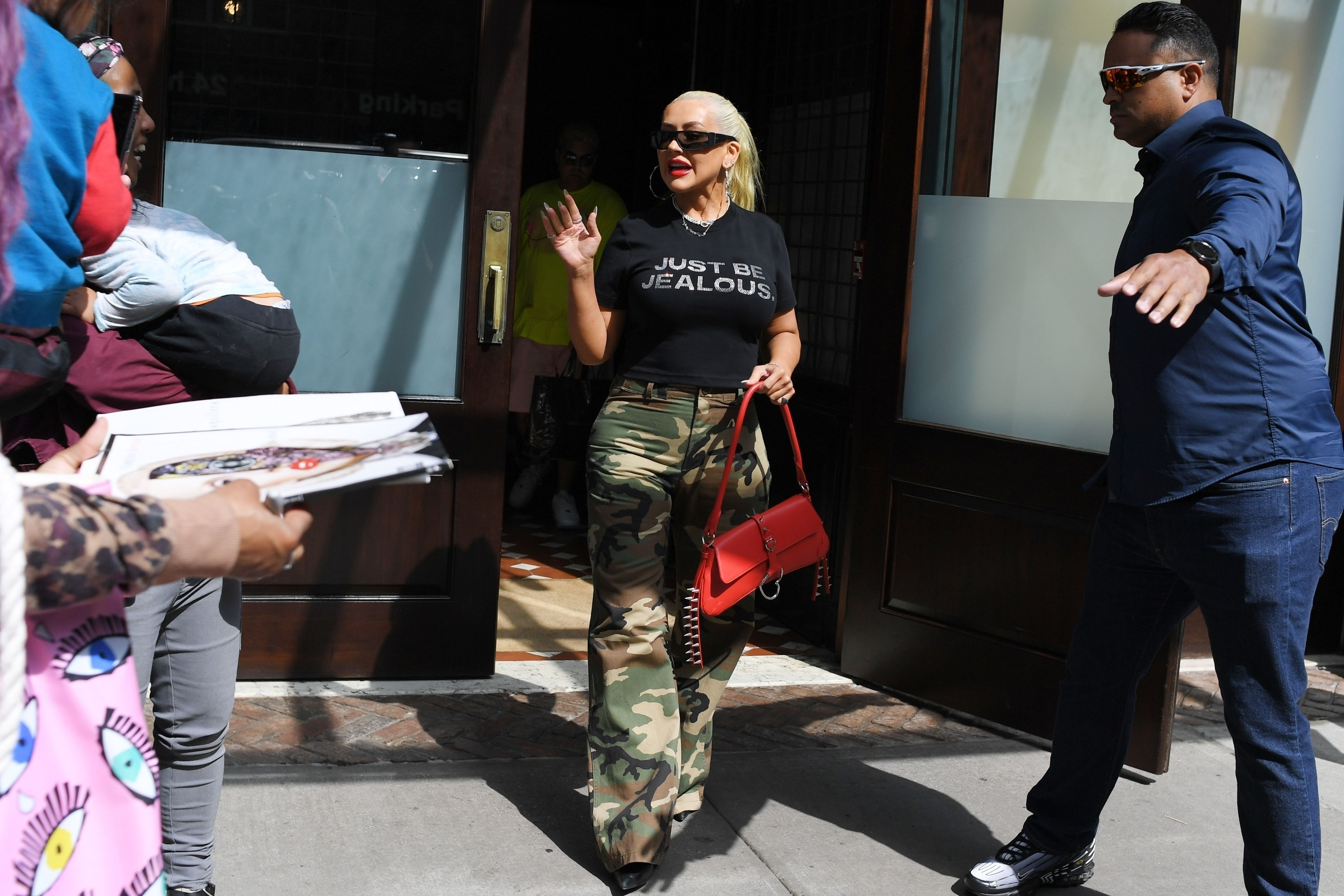 Christina_Aguilera_Daily_-__Leaving_her_hotel_in_NYC_-_0005.jpg