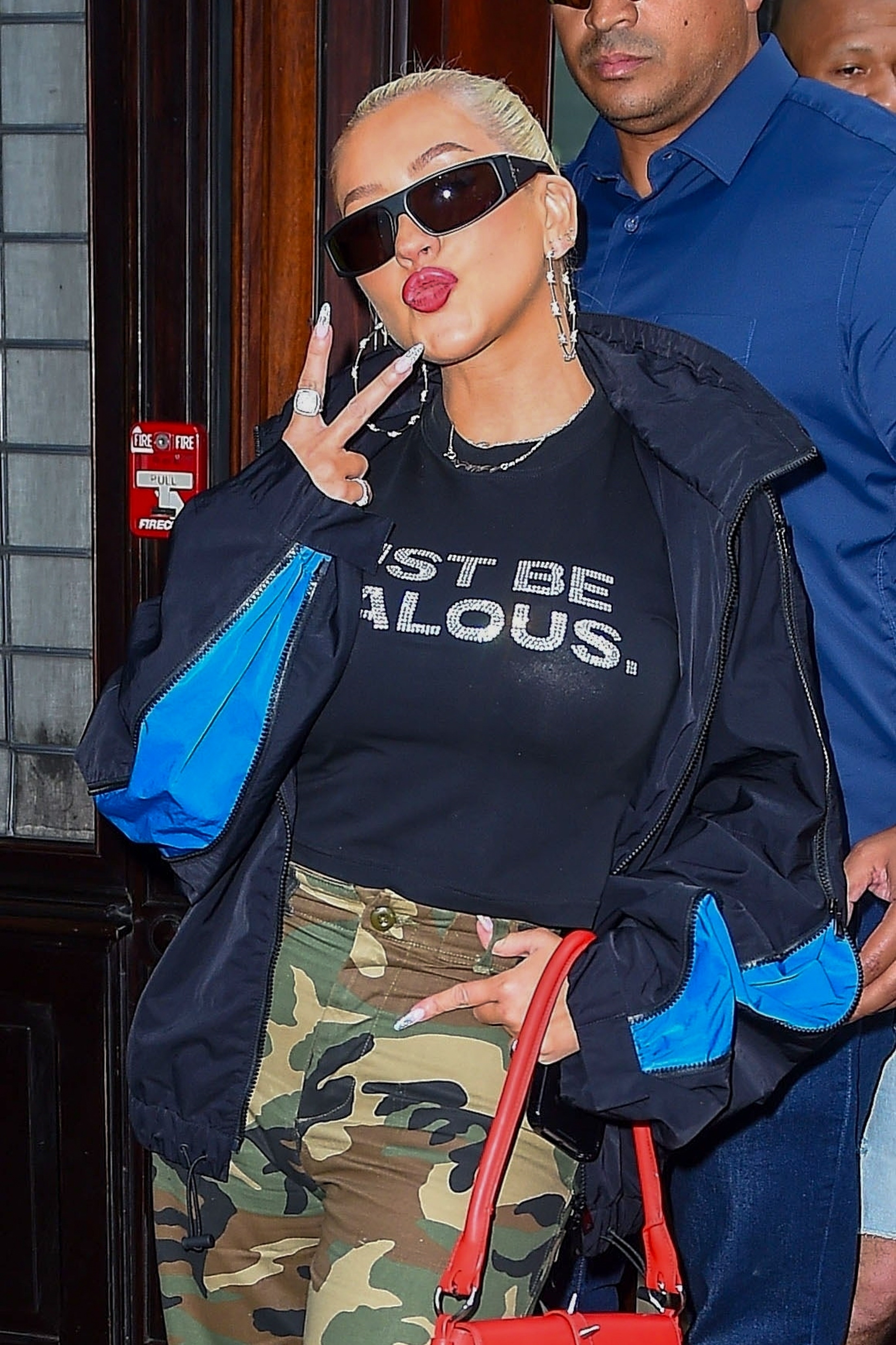 Christina_Aguilera_Daily_-__Leaving_her_hotel_in_NYC_-_0006.jpg