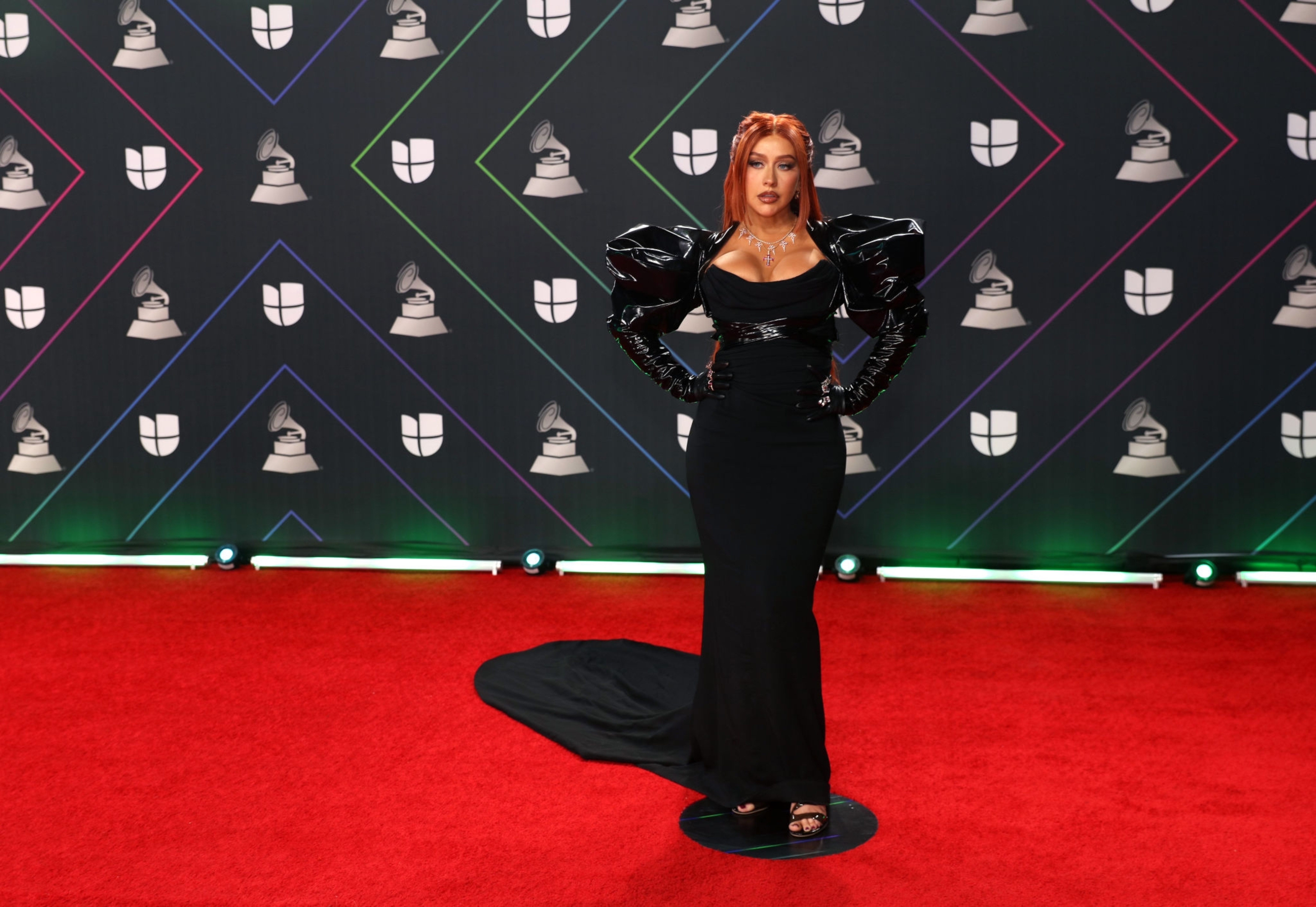 Christina_Aguilera_Red_Carpet_22nd_Annual_Latin_GRAMMY_Awards_xtinadaily_0010~1.jpg