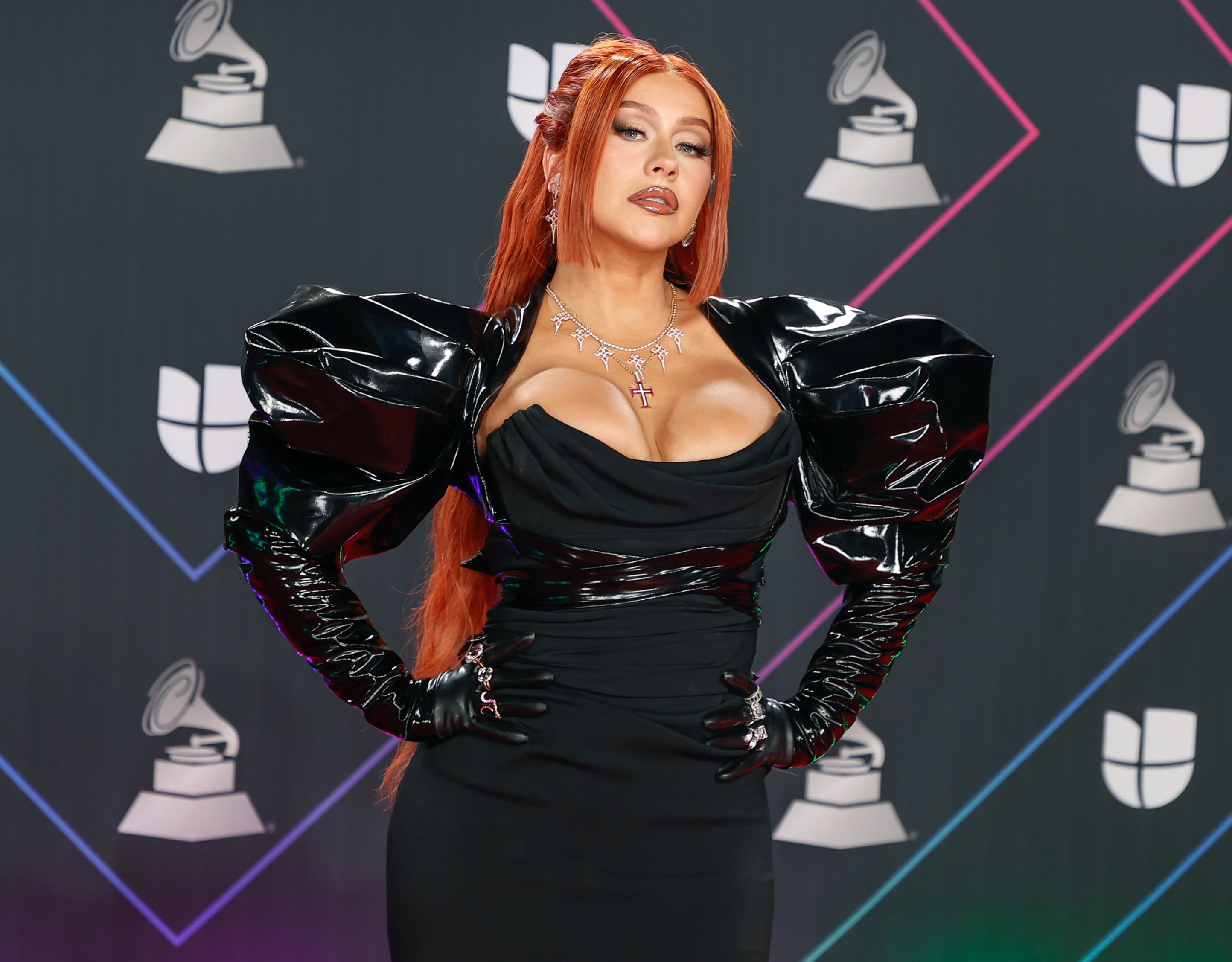 Christina_Aguilera_Red_Carpet_22nd_Annual_Latin_GRAMMY_Awards_xtinadaily_0013~1.jpg