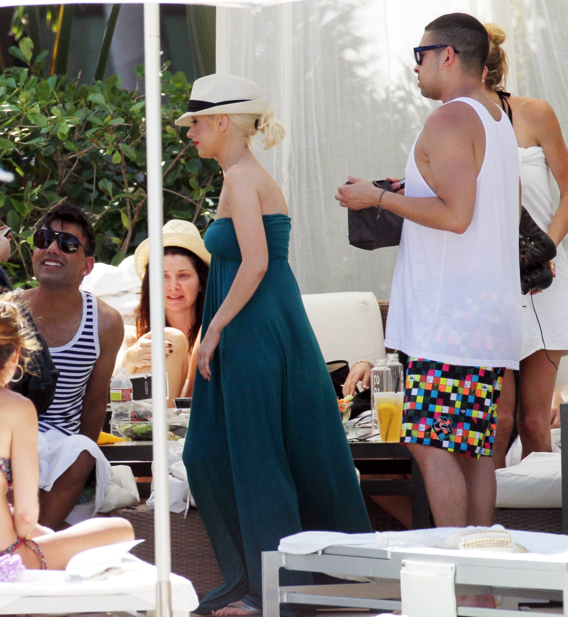 Christina_Aguilera_and_Kim_Kardashian_lounge_by_the_pool_for_a_friends_bachelor_party_at_the_Fountainebleau_in_Miami_-_June_12_-_Christina_Aguilera_Daily_00006.jpg