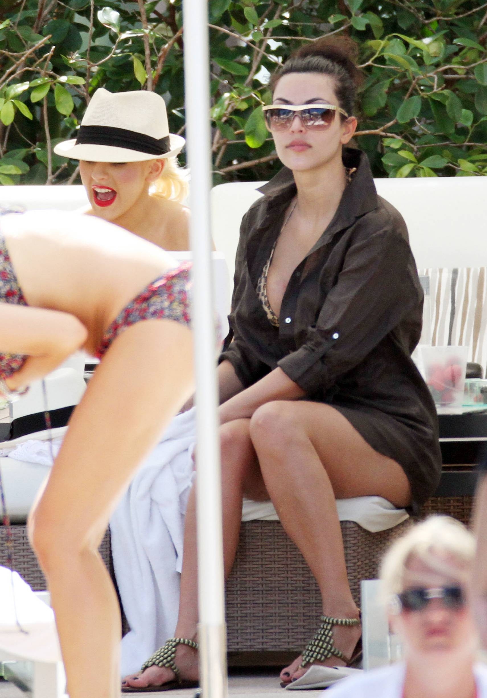 Christina_Aguilera_and_Kim_Kardashian_lounge_by_the_pool_for_a_friends_bachelor_party_at_the_Fountainebleau_in_Miami_-_June_12_-_Christina_Aguilera_Daily_00024.jpg