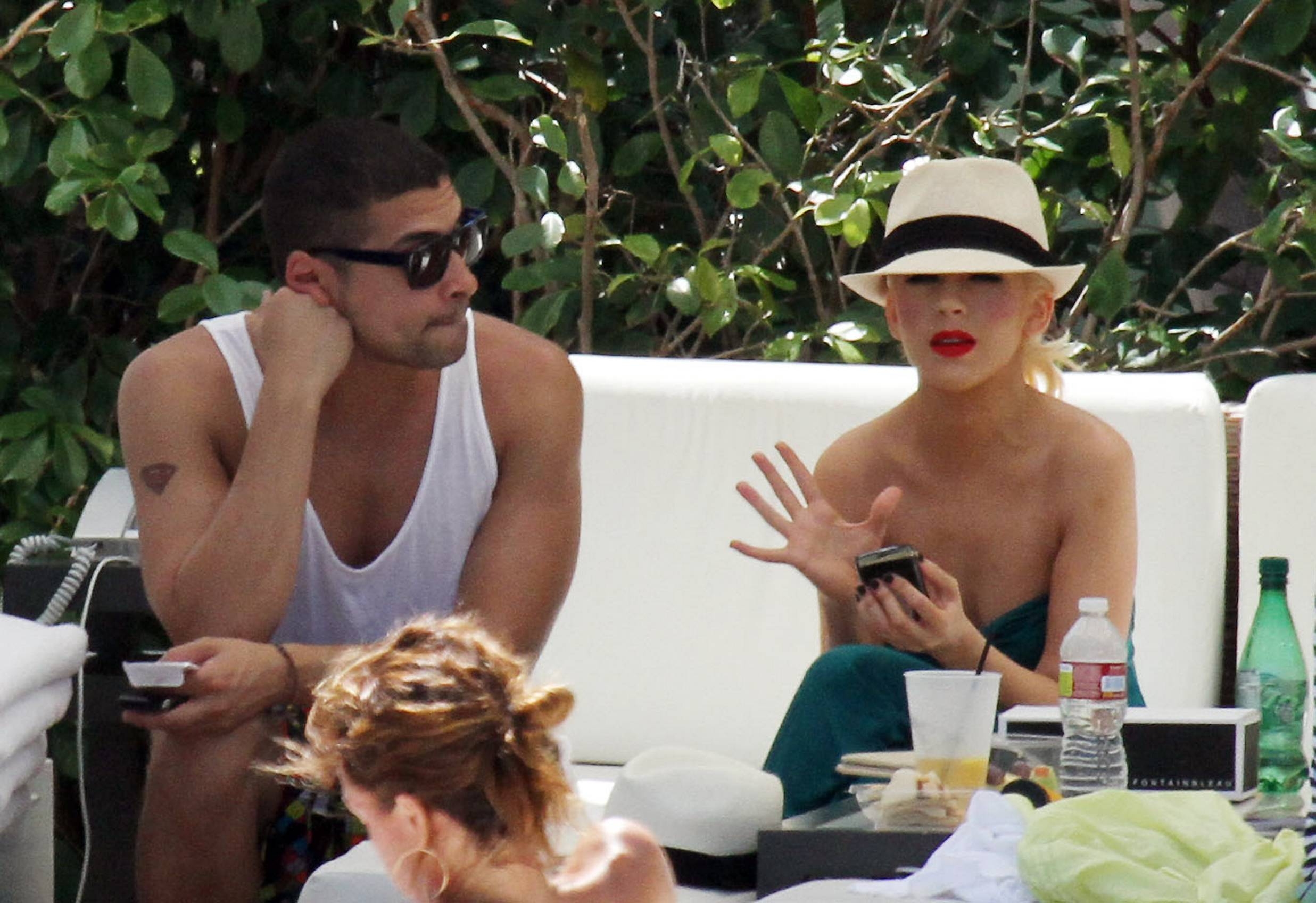 Christina_Aguilera_and_Kim_Kardashian_lounge_by_the_pool_for_a_friends_bachelor_party_at_the_Fountainebleau_in_Miami_-_June_12_-_Christina_Aguilera_Daily_00044.jpg