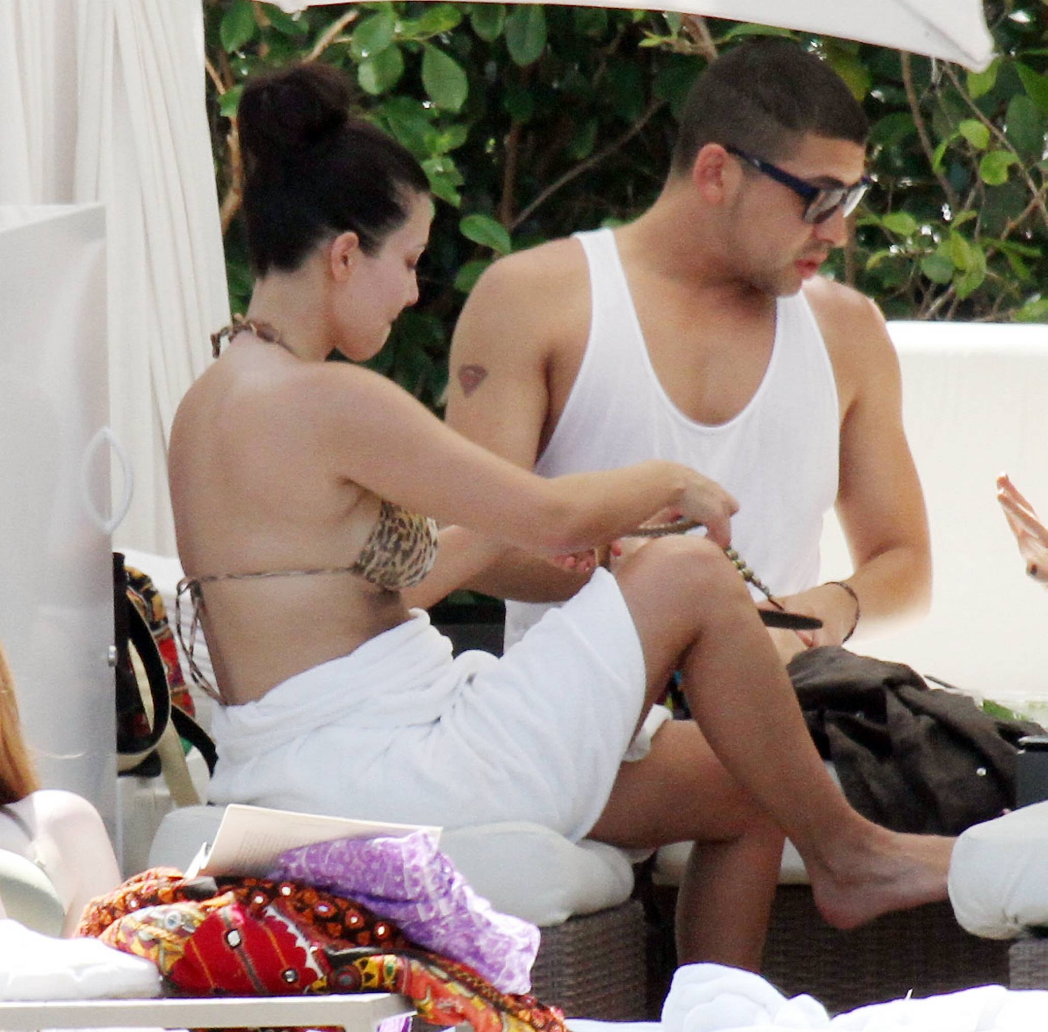 Christina_Aguilera_and_Kim_Kardashian_lounge_by_the_pool_for_a_friends_bachelor_party_at_the_Fountainebleau_in_Miami_-_June_12_-_Christina_Aguilera_Daily_00053.jpg