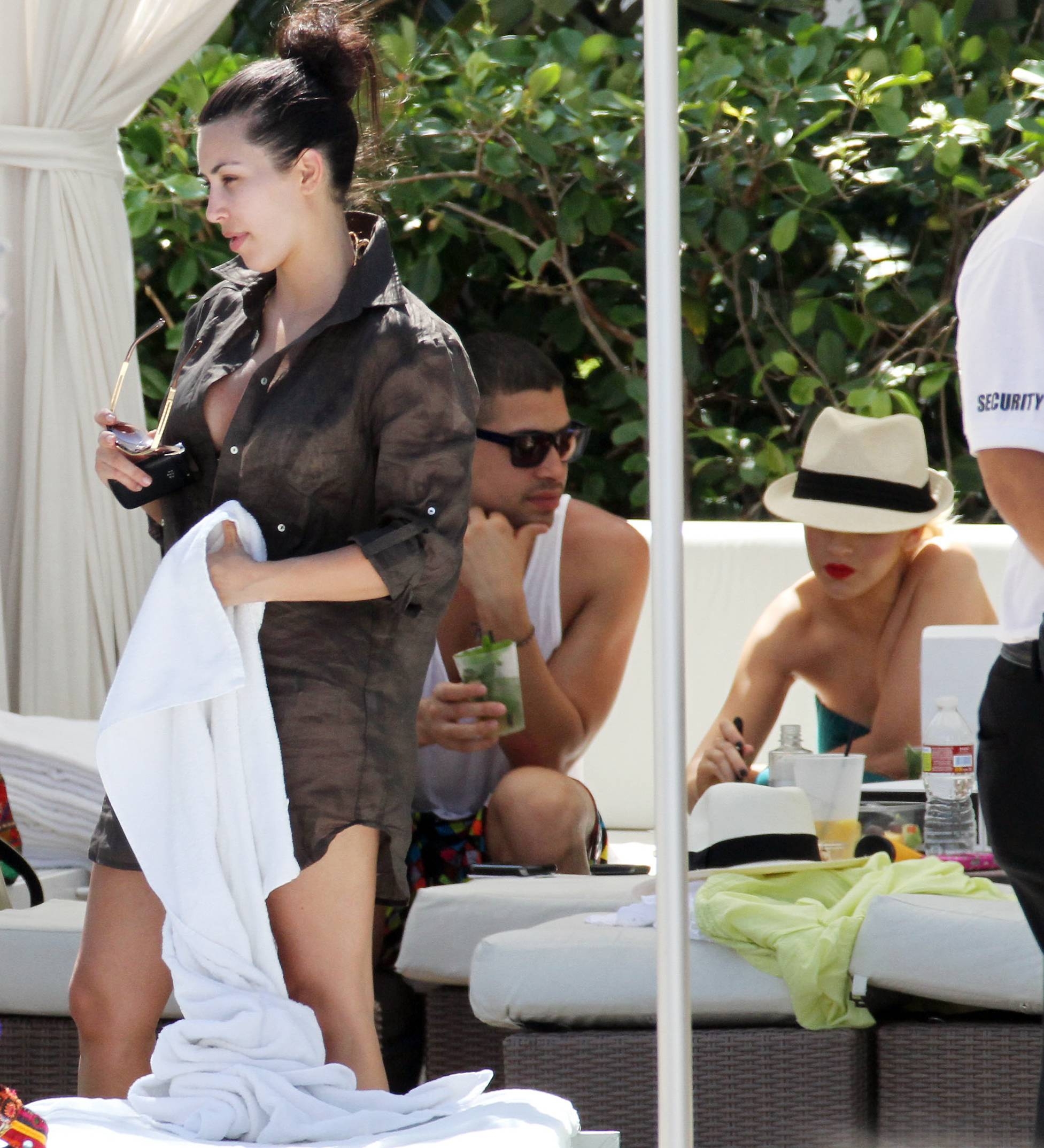 Christina_Aguilera_and_Kim_Kardashian_lounge_by_the_pool_for_a_friends_bachelor_party_at_the_Fountainebleau_in_Miami_-_June_12_-_Christina_Aguilera_Daily_00072.jpg