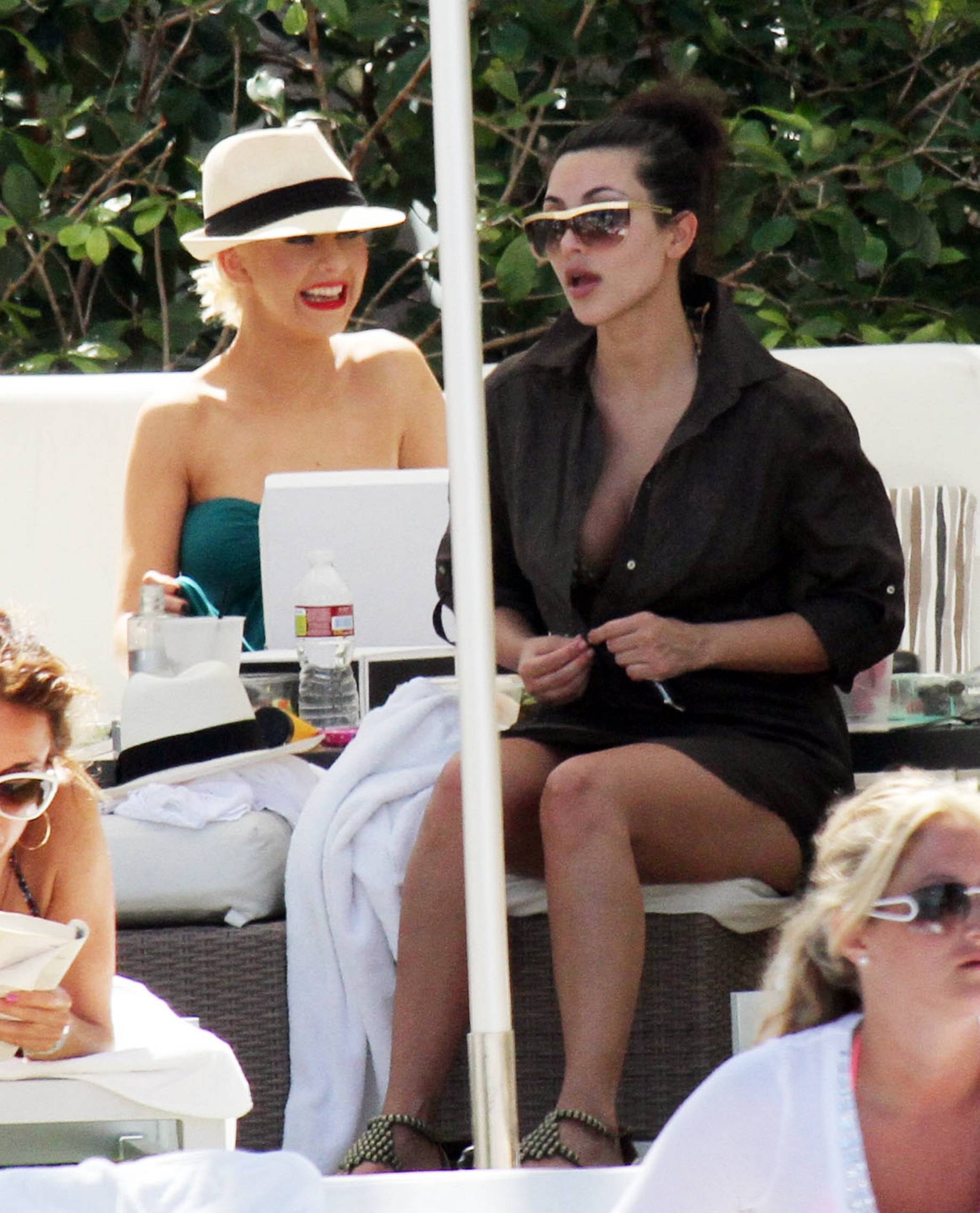 Christina_Aguilera_and_Kim_Kardashian_lounge_by_the_pool_for_a_friends_bachelor_party_at_the_Fountainebleau_in_Miami_-_June_12_-_Christina_Aguilera_Daily_00075.jpg