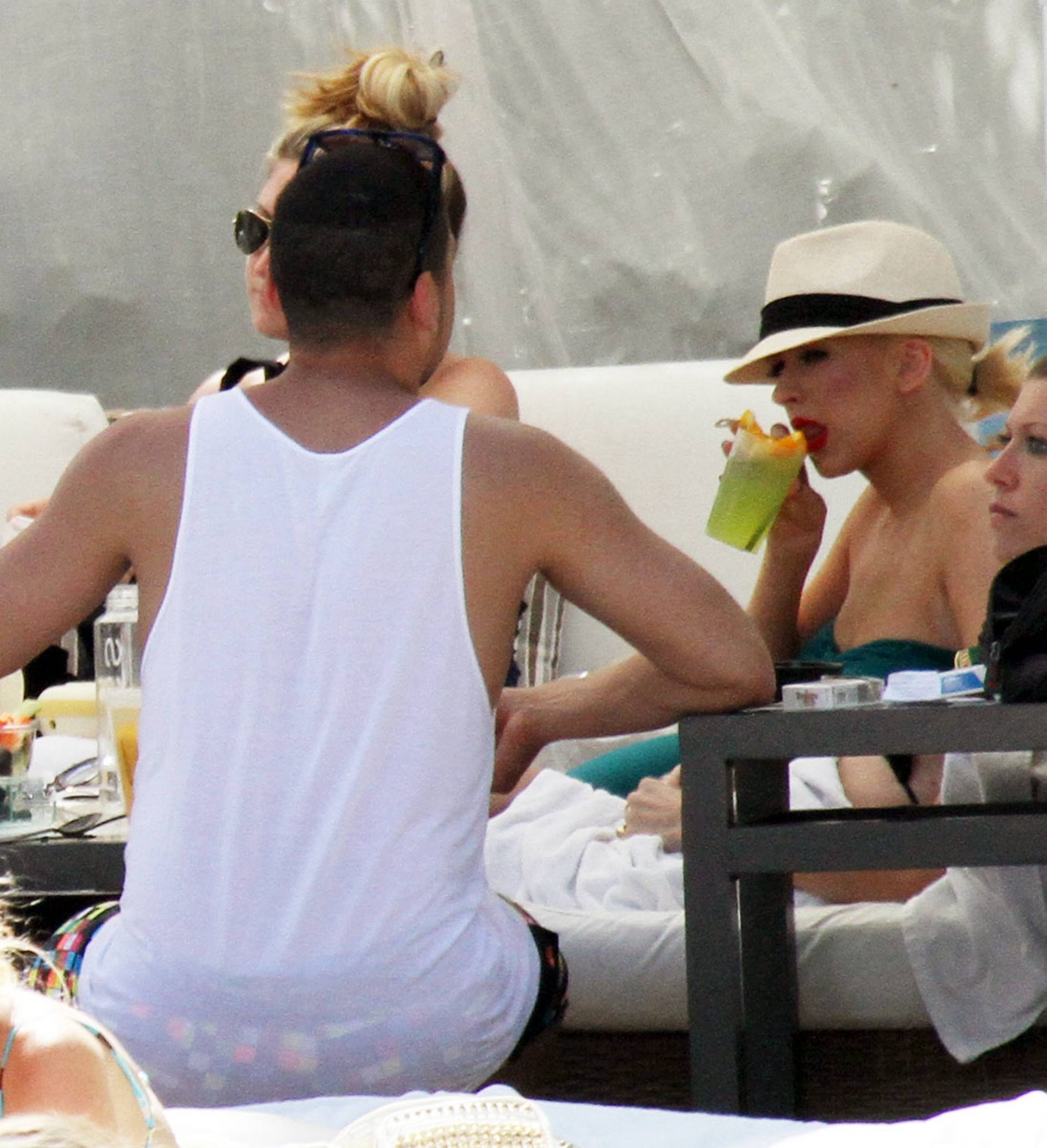Christina_Aguilera_and_Kim_Kardashian_lounge_by_the_pool_for_a_friends_bachelor_party_at_the_Fountainebleau_in_Miami_-_June_12_-_Christina_Aguilera_Daily_00085.jpg