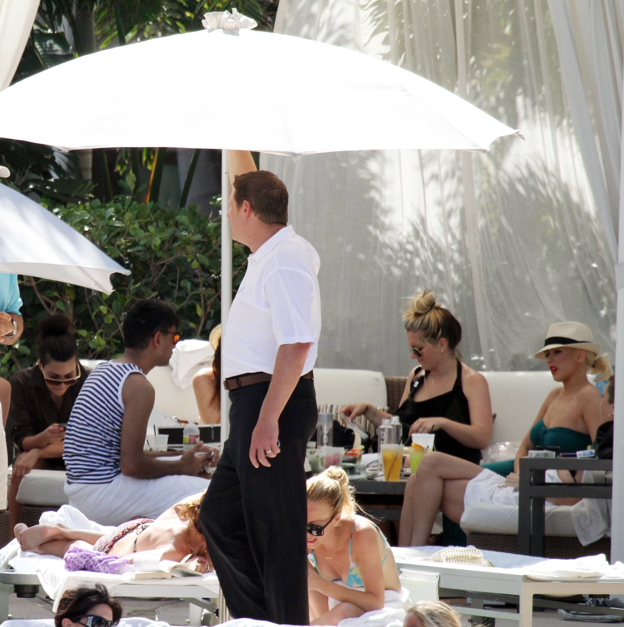Christina_Aguilera_and_Kim_Kardashian_lounge_by_the_pool_for_a_friends_bachelor_party_at_the_Fountainebleau_in_Miami_-_June_12_-_Christina_Aguilera_Daily_00087.jpg