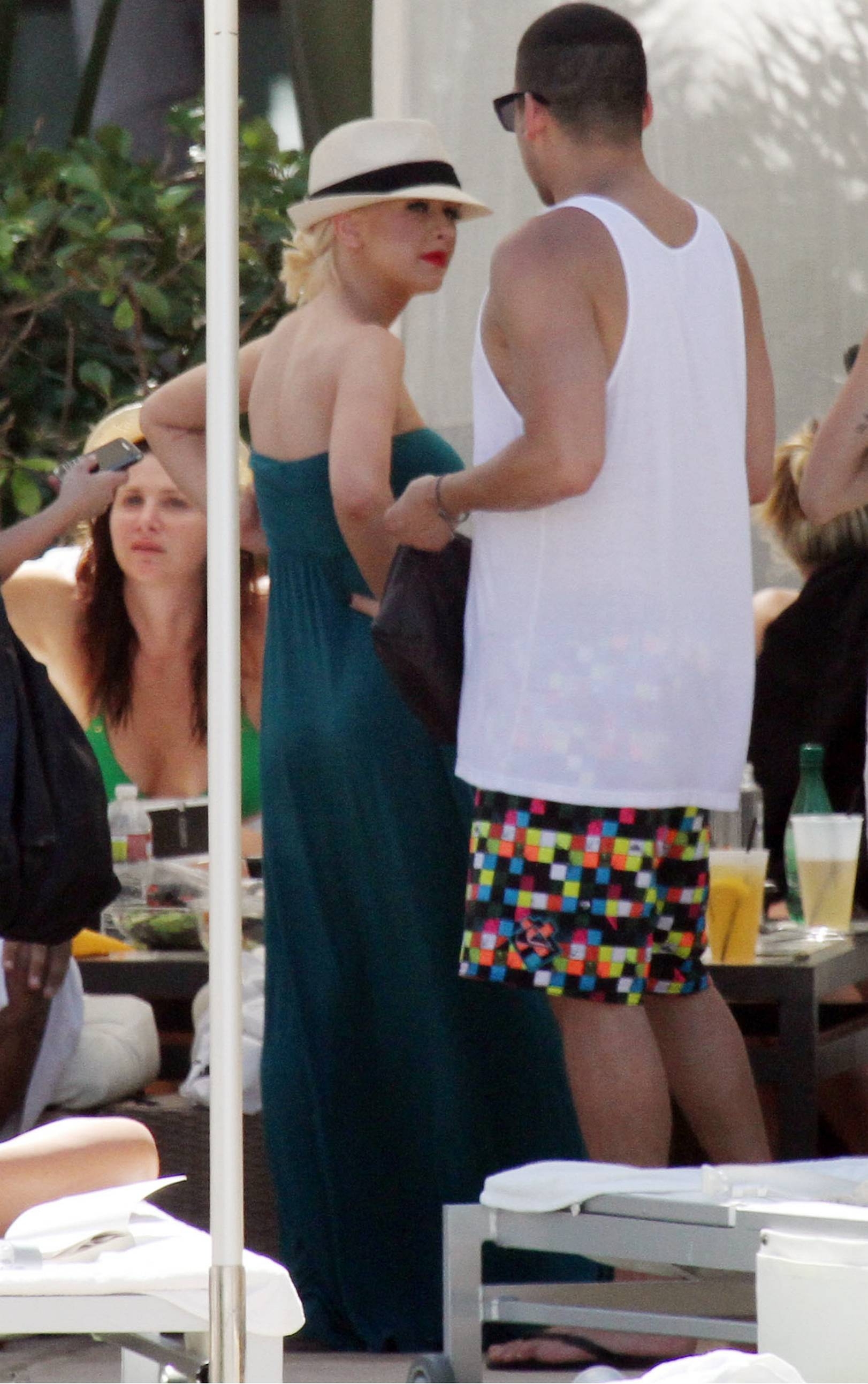Christina_Aguilera_and_Kim_Kardashian_lounge_by_the_pool_for_a_friends_bachelor_party_at_the_Fountainebleau_in_Miami_-_June_12_-_Christina_Aguilera_Daily_00088.jpg