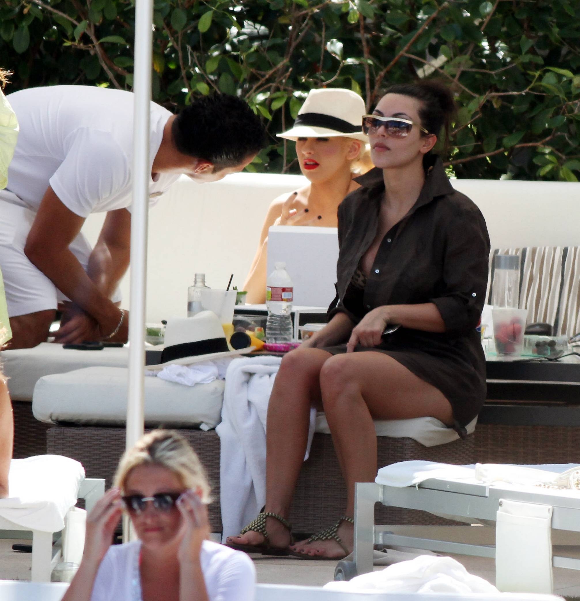 Christina_Aguilera_and_Kim_Kardashian_lounge_by_the_pool_for_a_friends_bachelor_party_at_the_Fountainebleau_in_Miami_-_June_12_-_Christina_Aguilera_Daily_00097.jpg