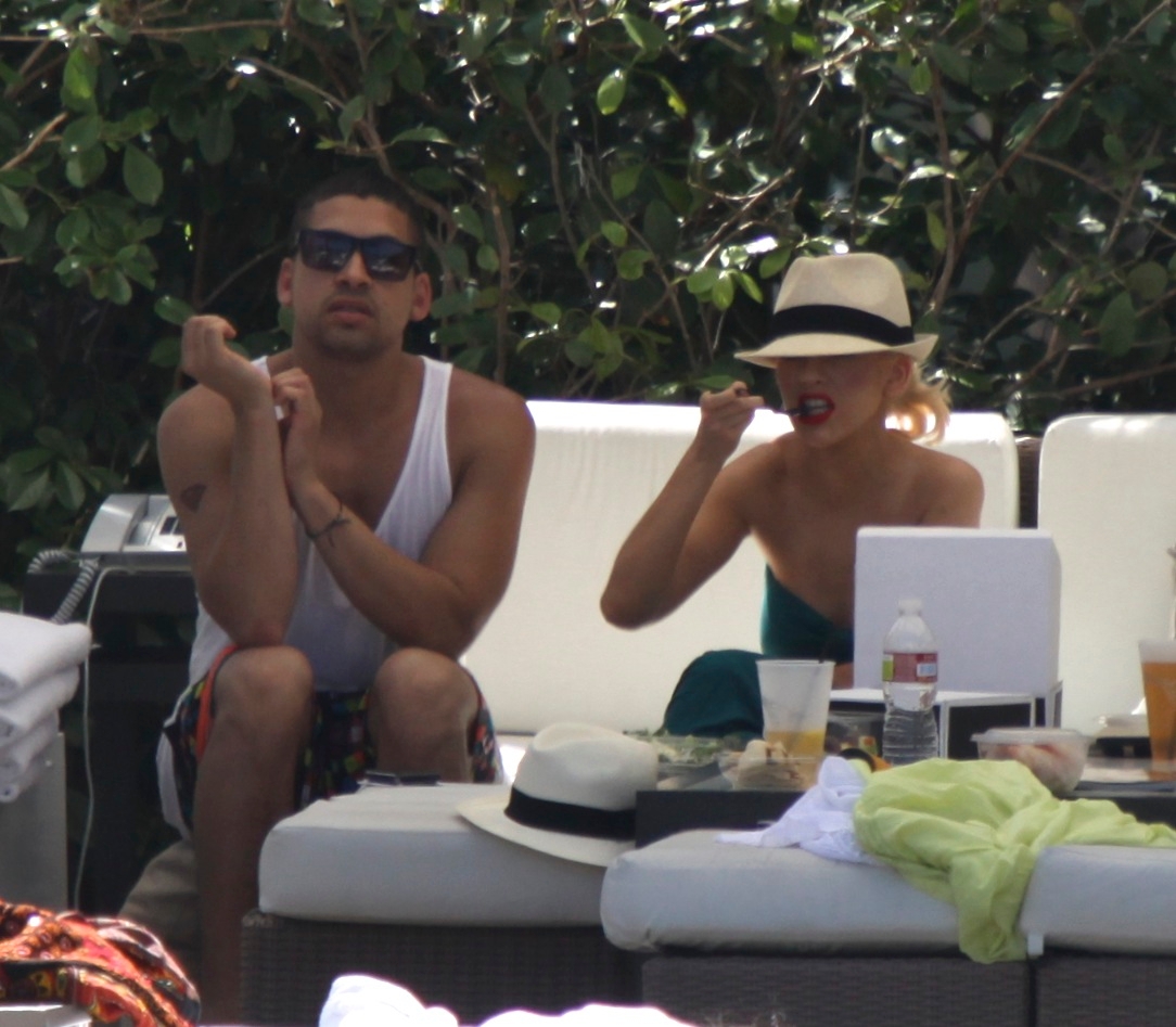 Christina_Aguilera_and_Kim_Kardashian_lounge_by_the_pool_for_a_friends_bachelor_party_at_the_Fountainebleau_in_Miami_-_June_12_-_Christina_Aguilera_Daily_00142.jpg