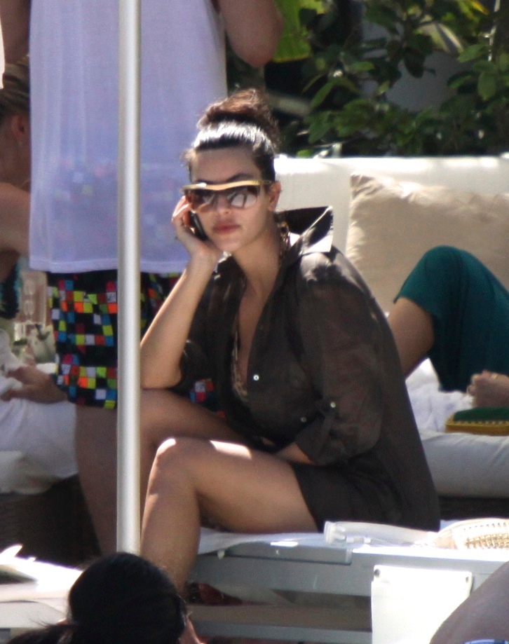 Christina_Aguilera_and_Kim_Kardashian_lounge_by_the_pool_for_a_friends_bachelor_party_at_the_Fountainebleau_in_Miami_-_June_12_-_Christina_Aguilera_Daily_00146.jpg
