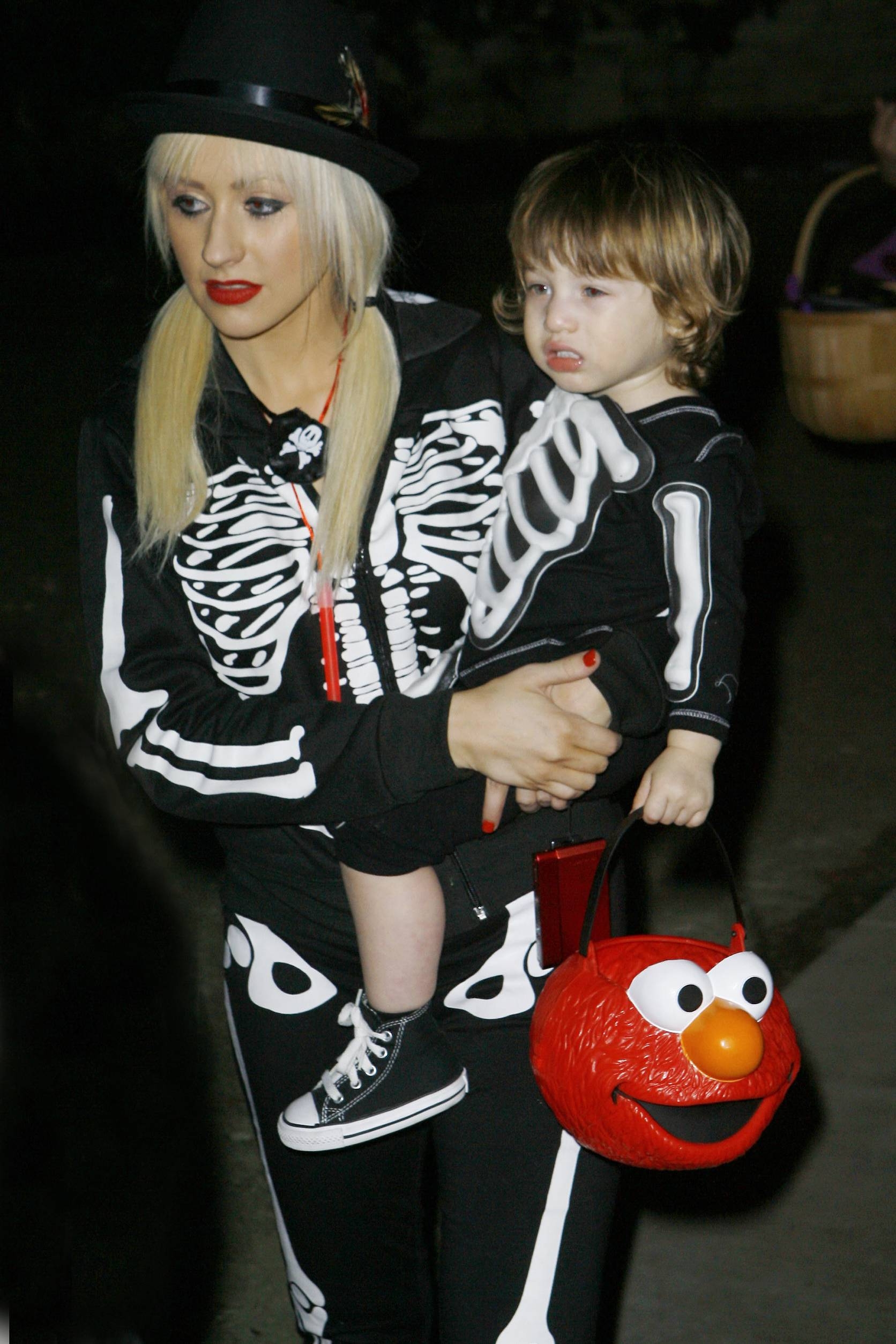 Christina_Aguilera_and_Max_-_October_31_-_Christina_Aguilera_Daily_015.jpg