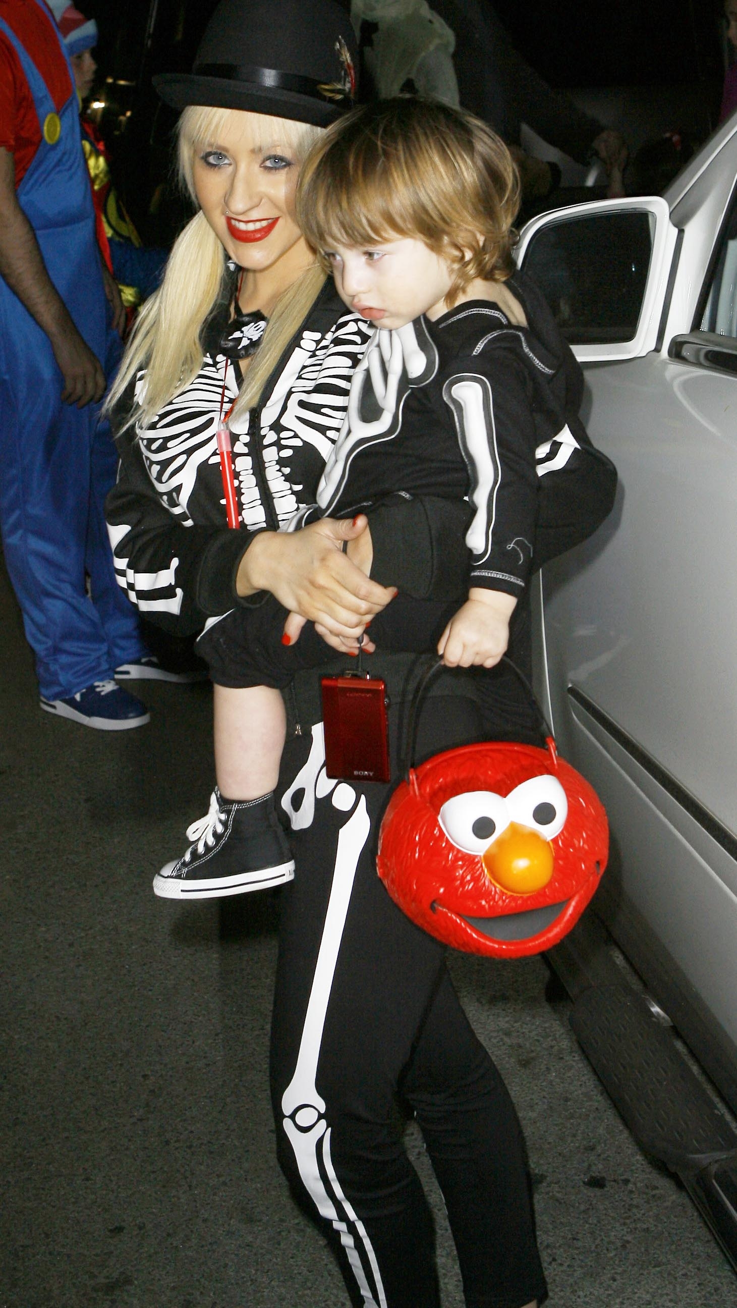 Christina_Aguilera_and_Max_-_October_31_-_Christina_Aguilera_Daily_024.jpg