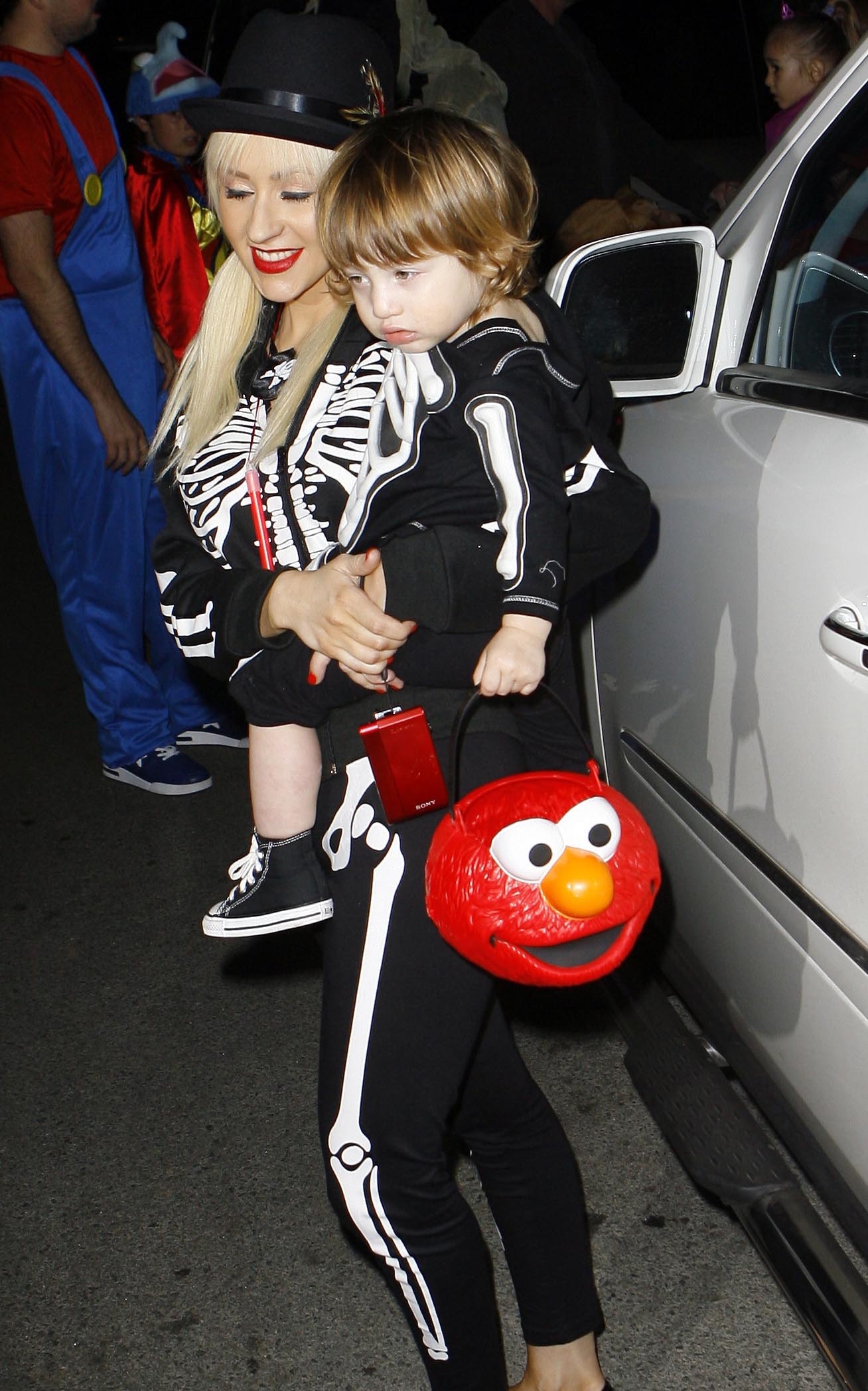 Christina_Aguilera_and_Max_-_October_31_-_Christina_Aguilera_Daily_041.jpg