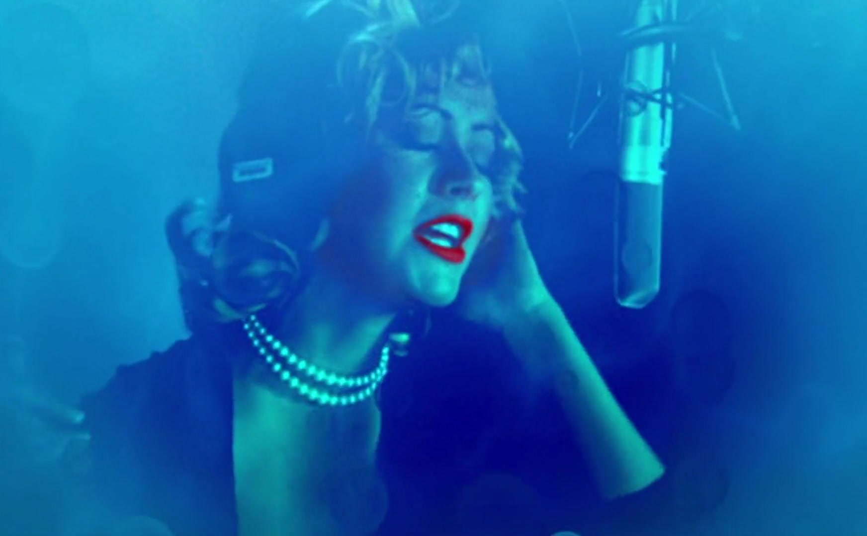 Christina_Aguilera_ft__Missy_Elliott_-_Car_Wash_048.jpg Christina_Aguilera_ft__Missy_Elliott_-_Car_Wash_048.jpg