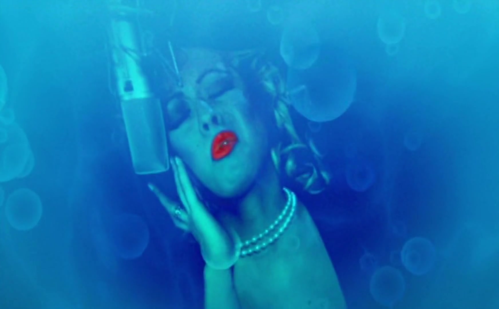 Christina_Aguilera_ft__Missy_Elliott_-_Car_Wash_068.jpg Christina_Aguilera_ft__Missy_Elliott_-_Car_Wash_068.jpg