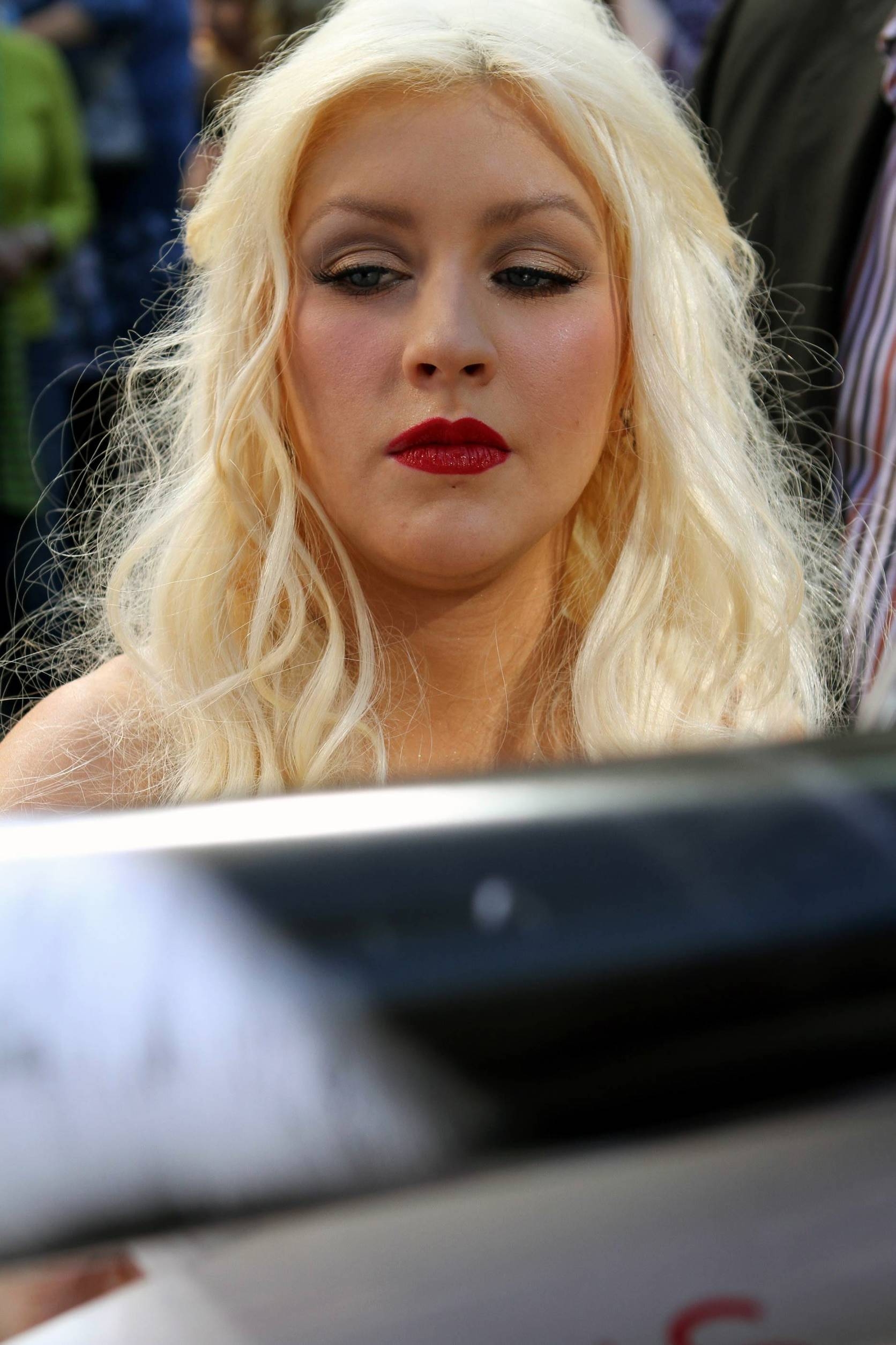 Christina_Aguilera_is_honored_with_a_Star_on_the_Hollywood_Walk_of_Fame_-_November_15_-_Christina_Aguilera_Daily_00192.jpg