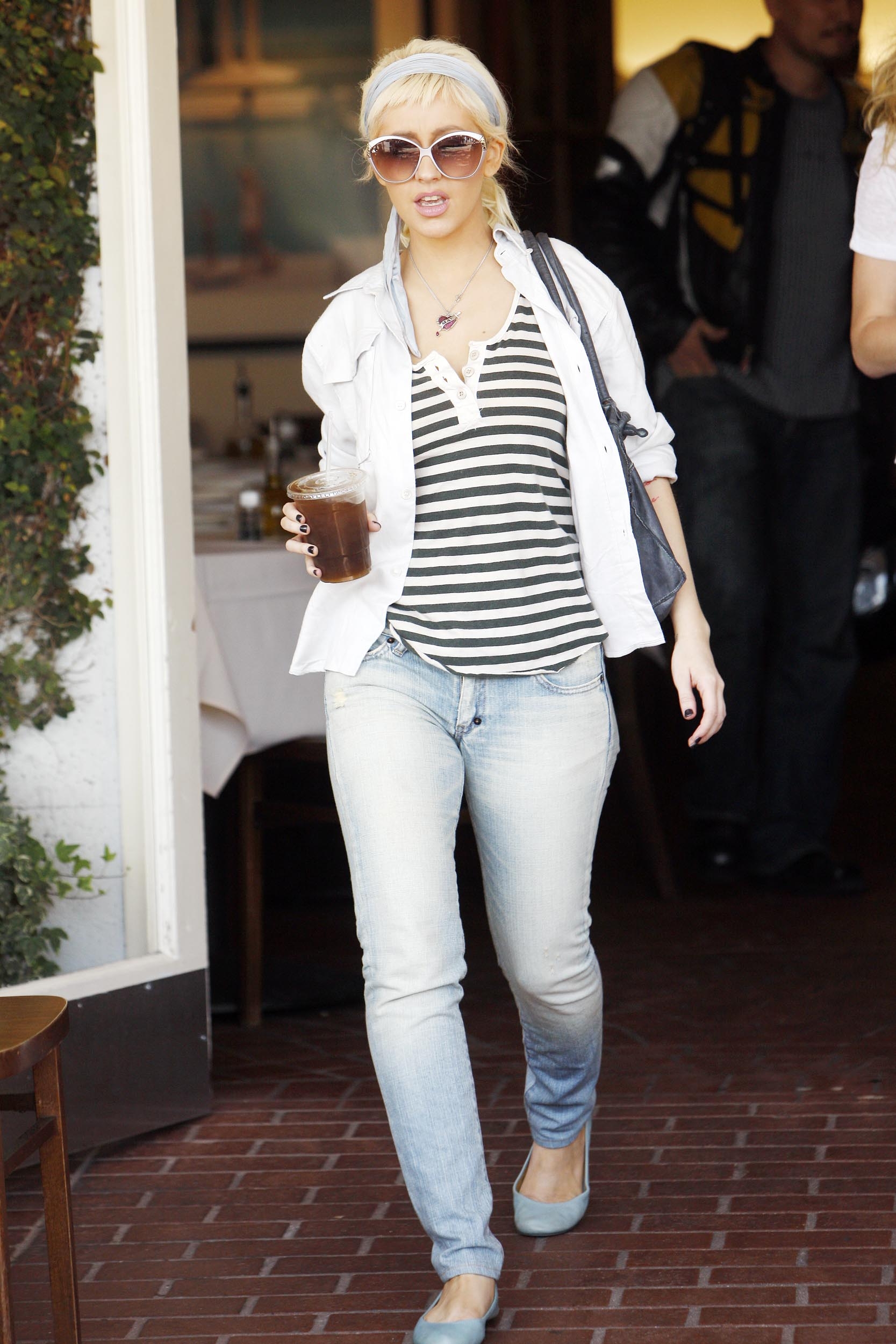 Christina_Aguilera_went_shopping_at_Fred_Segal_-_March_31_-_Christina_Aguilera_Daily_022.jpg