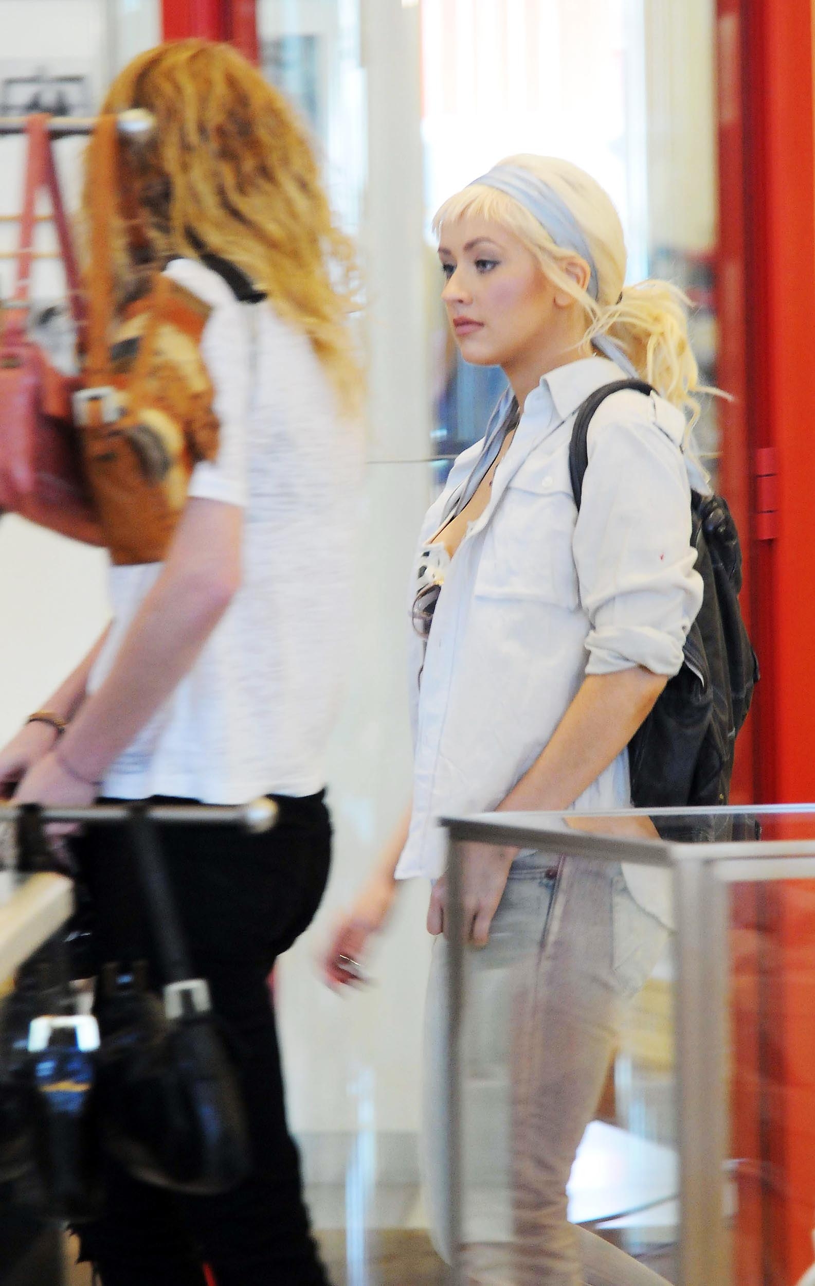 Christina_Aguilera_went_shopping_at_Fred_Segal_-_March_31_-_Christina_Aguilera_Daily_055.jpg