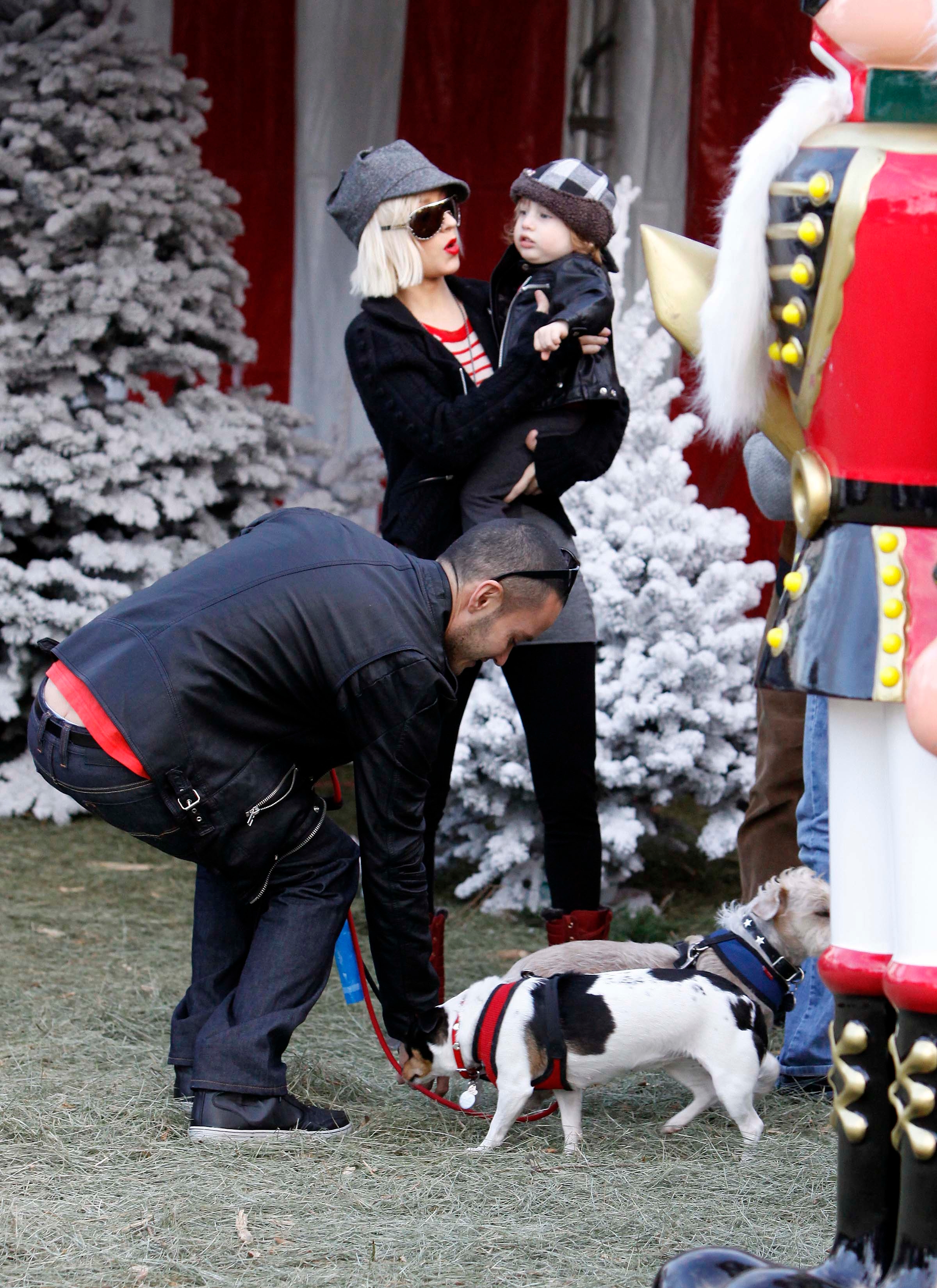 Christina___Max_went_to_Mr_Greentrees_in_West_Hollywood_-_December_6_-_Christina_Aguilera_Daily_009.jpg Christina___Max_went_to_Mr_Greentrees_in_West_Hollywood_-_December_6_-_Christina_Aguilera_Daily_009.jpg