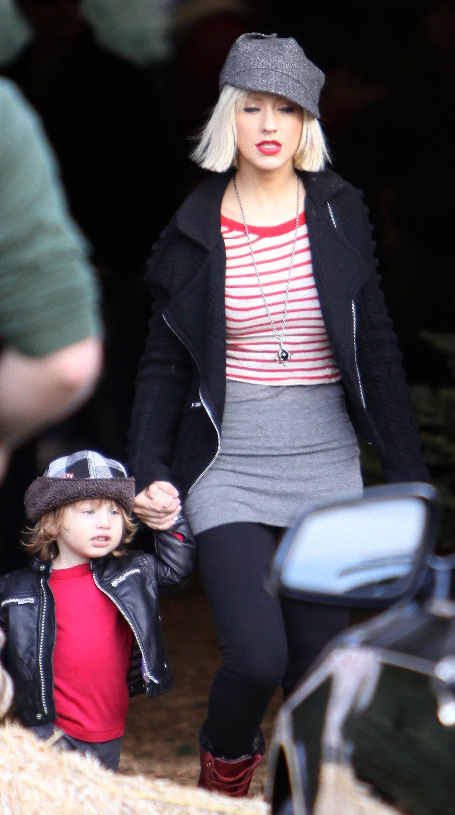 Christina___Max_went_to_Mr_Greentrees_in_West_Hollywood_-_December_6_-_Christina_Aguilera_Daily_029.jpg Christina___Max_went_to_Mr_Greentrees_in_West_Hollywood_-_December_6_-_Christina_Aguilera_Daily_029.jpg