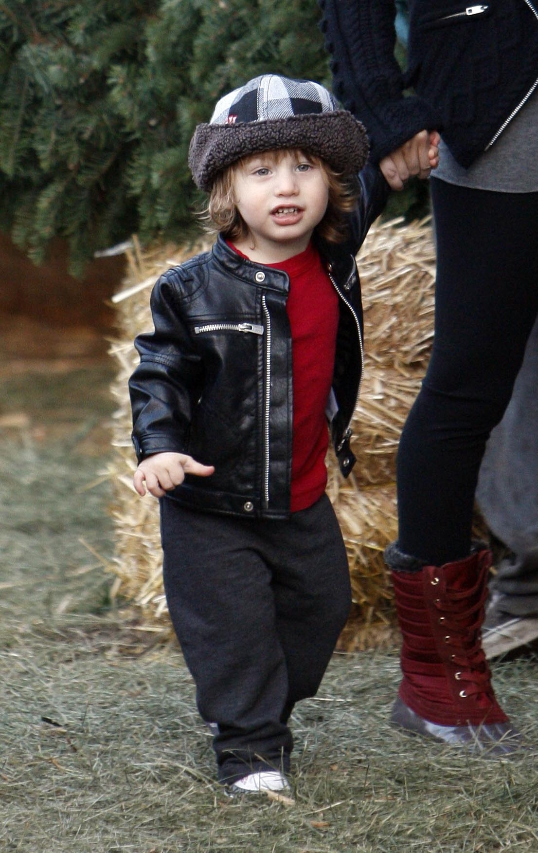 Christina___Max_went_to_Mr_Greentrees_in_West_Hollywood_-_December_6_-_Christina_Aguilera_Daily_076.jpg