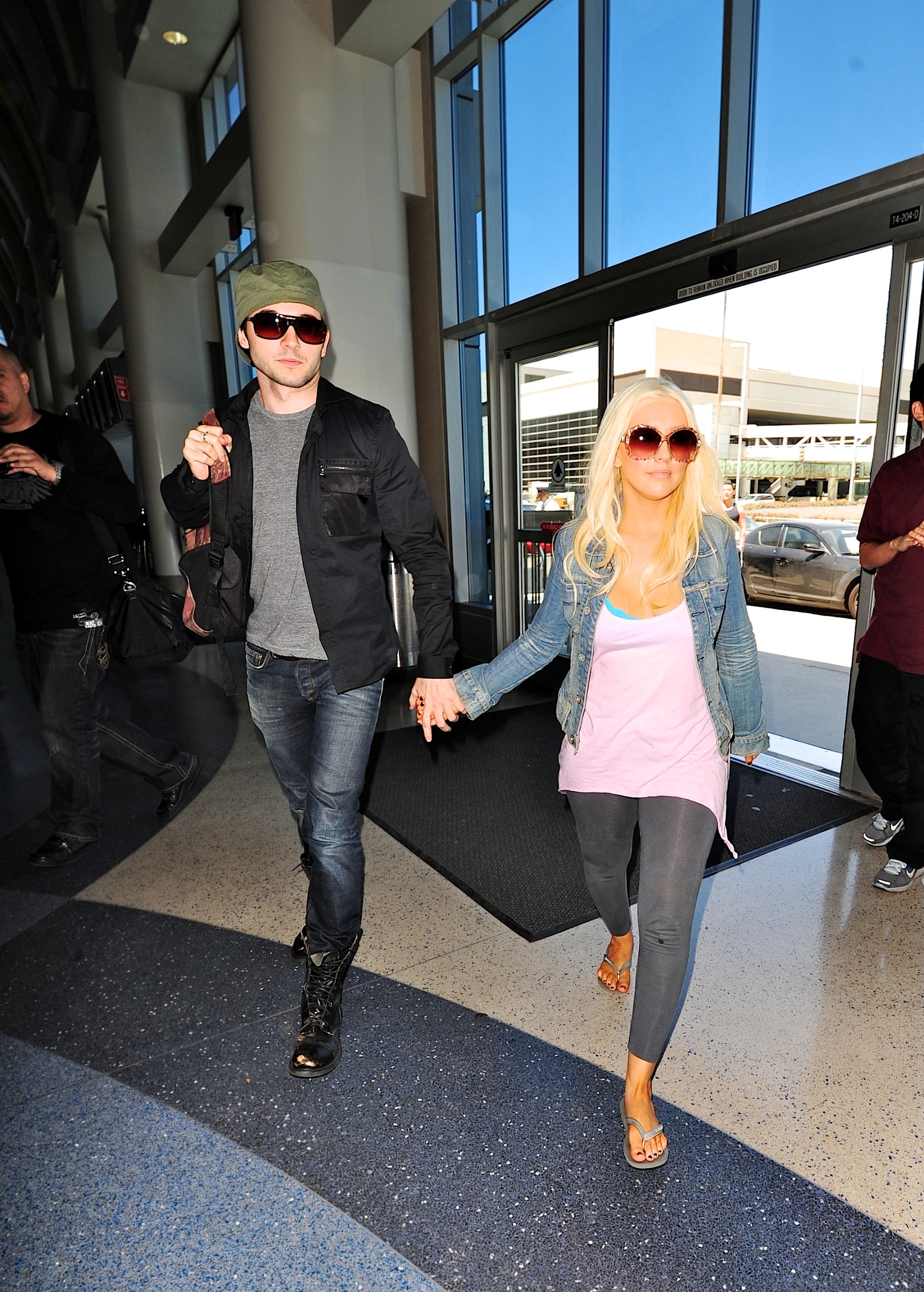 Christina_and_Matt_at_LAX_Airport_-_April_30_-_Christina_Aguilera_Daily_015.jpg