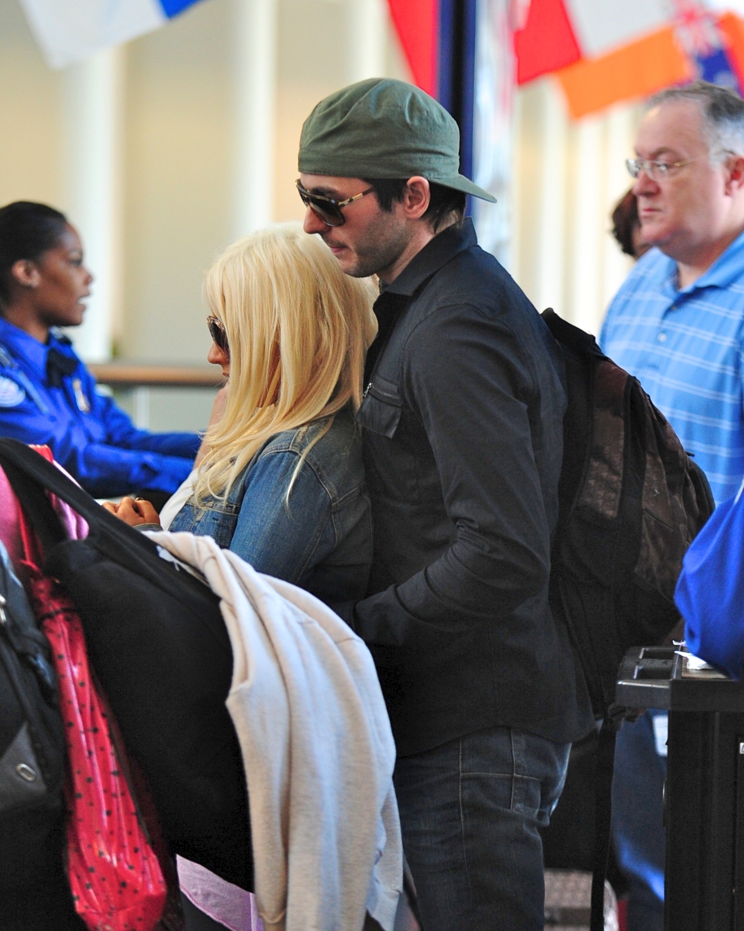 Christina_and_Matt_at_LAX_Airport_-_April_30_-_Christina_Aguilera_Daily_024.jpg