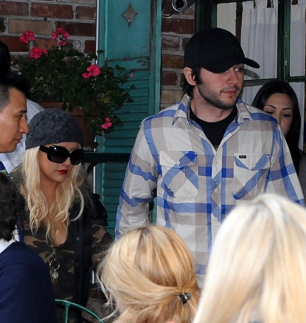Christina_and_Matt_at_the_Ivy_Restaurant_In_Hollywood_-_December_31_-_Christina_Aguilera_Daily_001.jpg Christina_and_Matt_at_the_Ivy_Restaurant_In_Hollywood_-_December_31_-_Christina_Aguilera_Daily_001.jpg