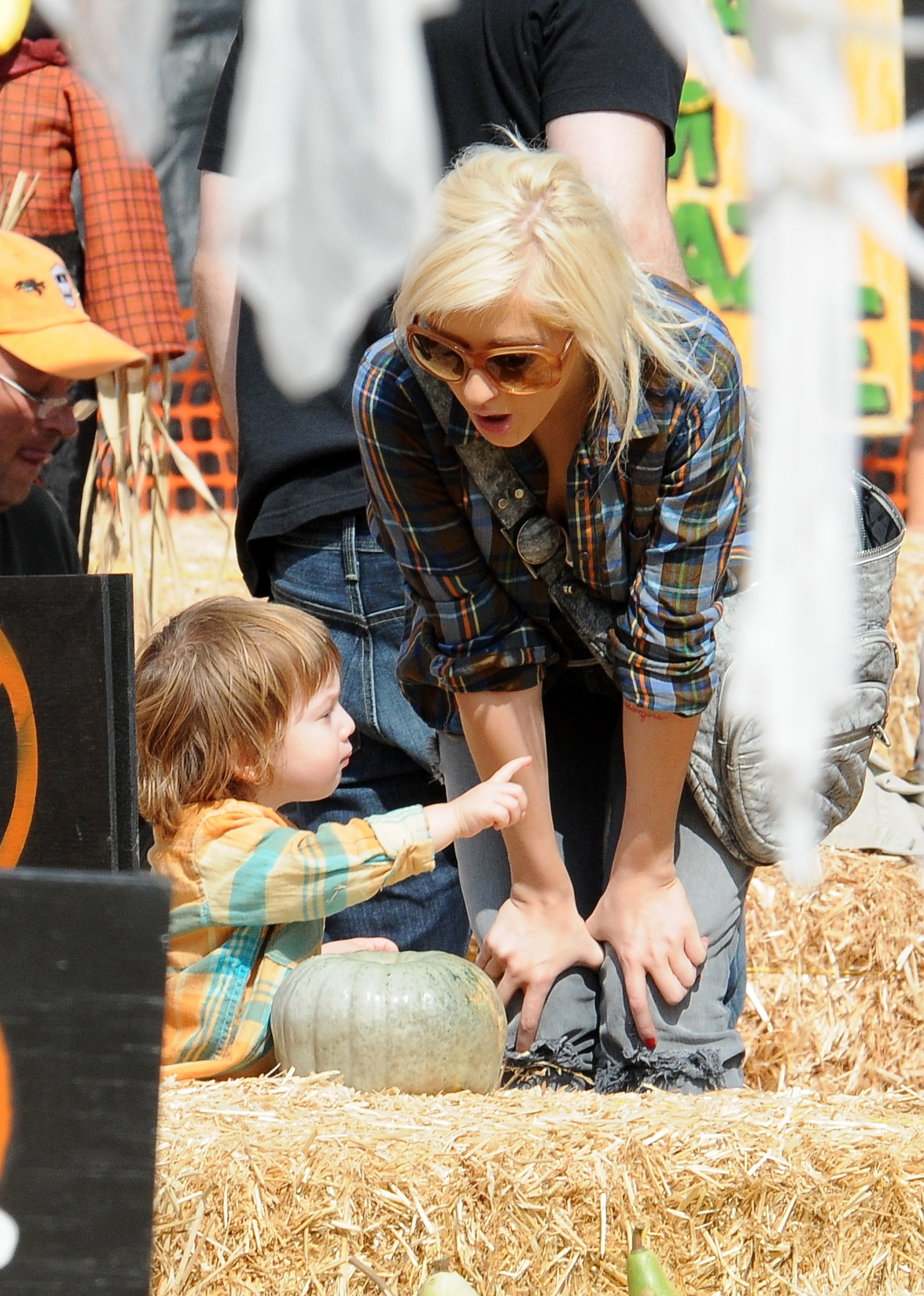 Christina_and_family_at_Mr__Bones_Pumpkin_Patch_in_Beverly_Hills_-_October_11_-_Christina_Aguilera_Daily_0013.jpg Christina_and_family_at_Mr__Bones_Pumpkin_Patch_in_Beverly_Hills_-_October_11_-_Christina_Aguilera_Daily_0013.jpg
