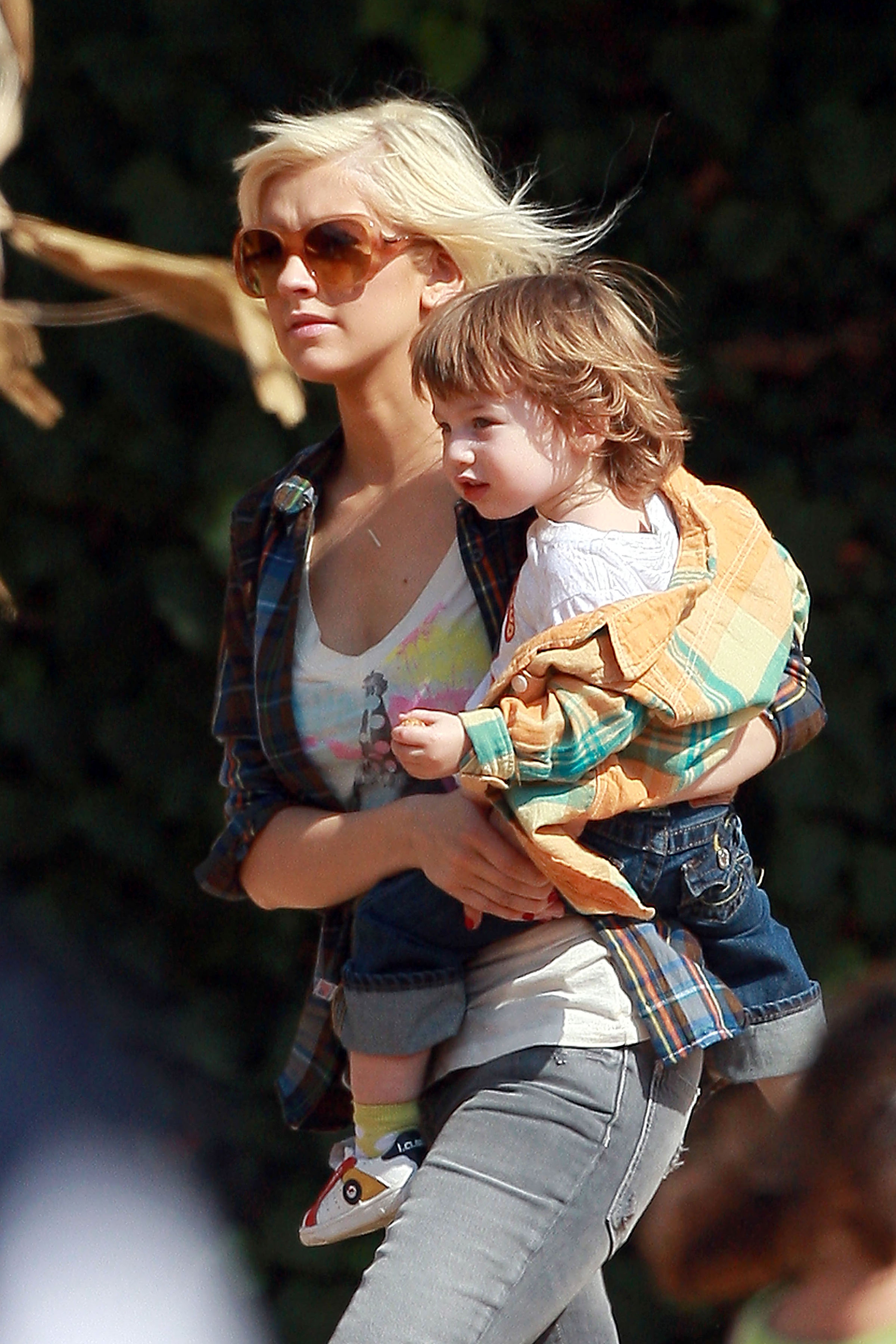 Christina_and_family_at_Mr__Bones_Pumpkin_Patch_in_Beverly_Hills_-_October_11_-_Christina_Aguilera_Daily_0062.jpg