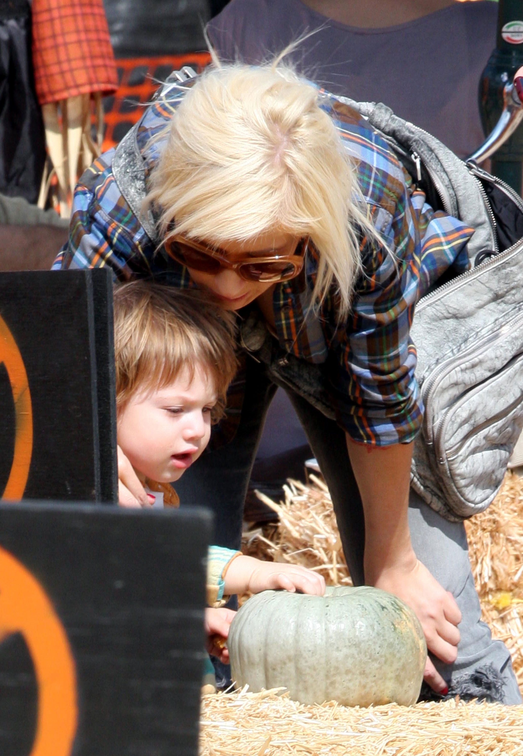 Christina_and_family_at_Mr__Bones_Pumpkin_Patch_in_Beverly_Hills_-_October_11_-_Christina_Aguilera_Daily_0088.jpg Christina_and_family_at_Mr__Bones_Pumpkin_Patch_in_Beverly_Hills_-_October_11_-_Christina_Aguilera_Daily_0088.jpg