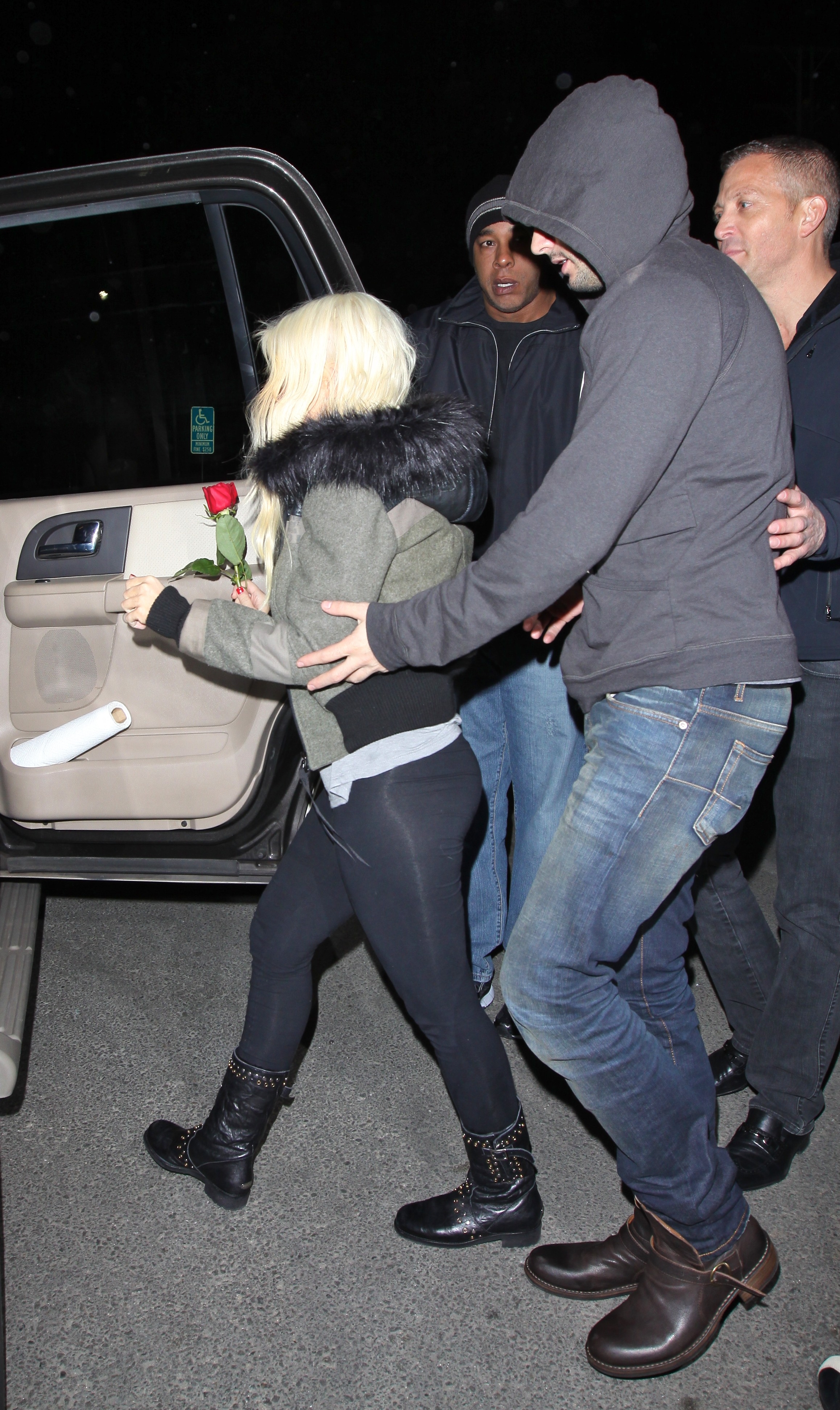 Christina_leaving_party_at_the_Abbey_in_LA_-_November_24_-_Christina_Aguilera_Daily_0013.jpg