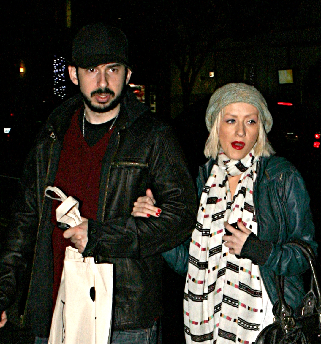 Christmas_shopping_at_the_Grove_-_December_21_-_Christina_Aguilera_Daily_005.jpg